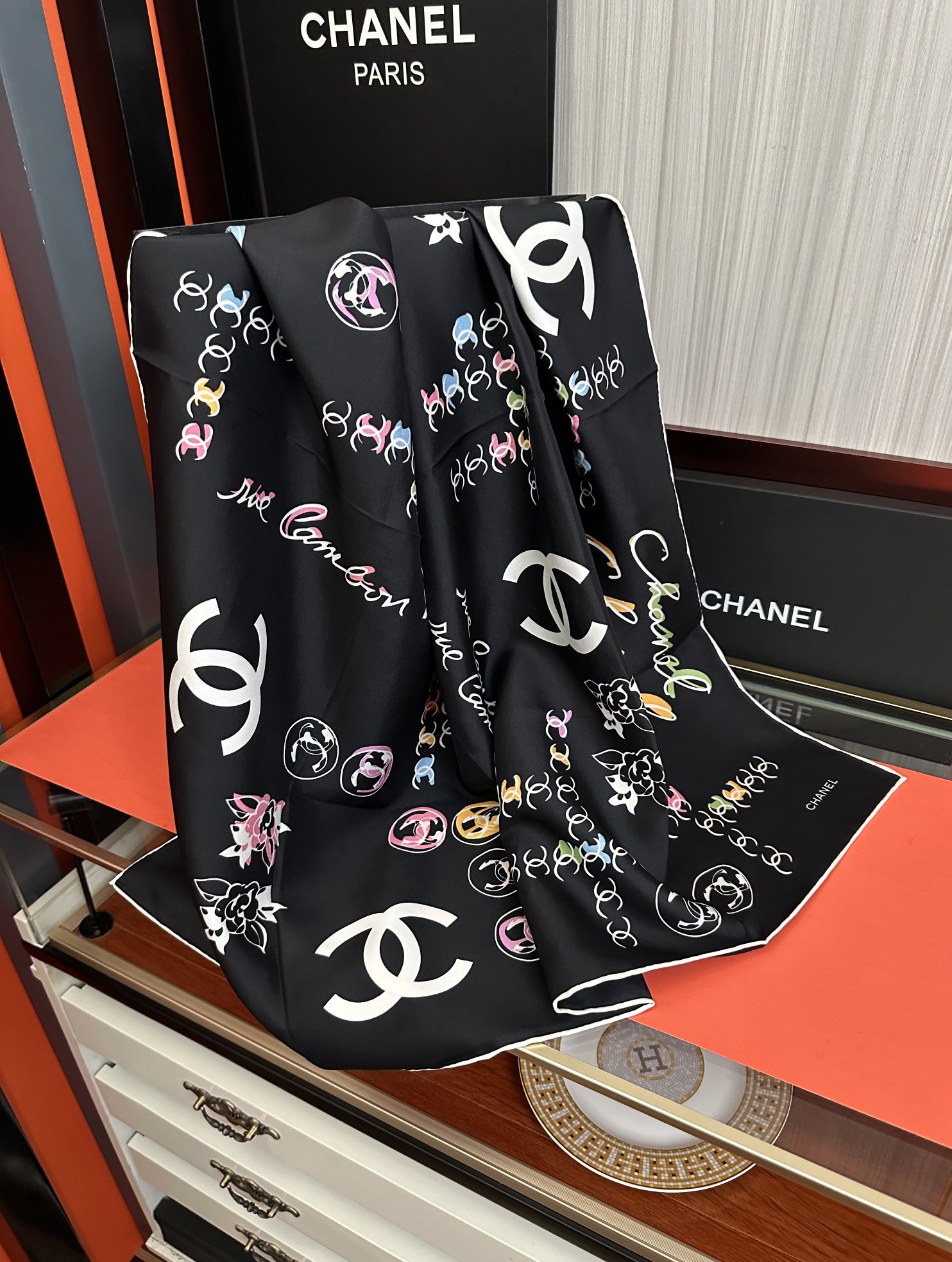 。双面同色 香奈儿18姆米 高版本👍香奶奶永远都是比较经典[發]一条印有字母Logo交织图案巧妙搭配[得