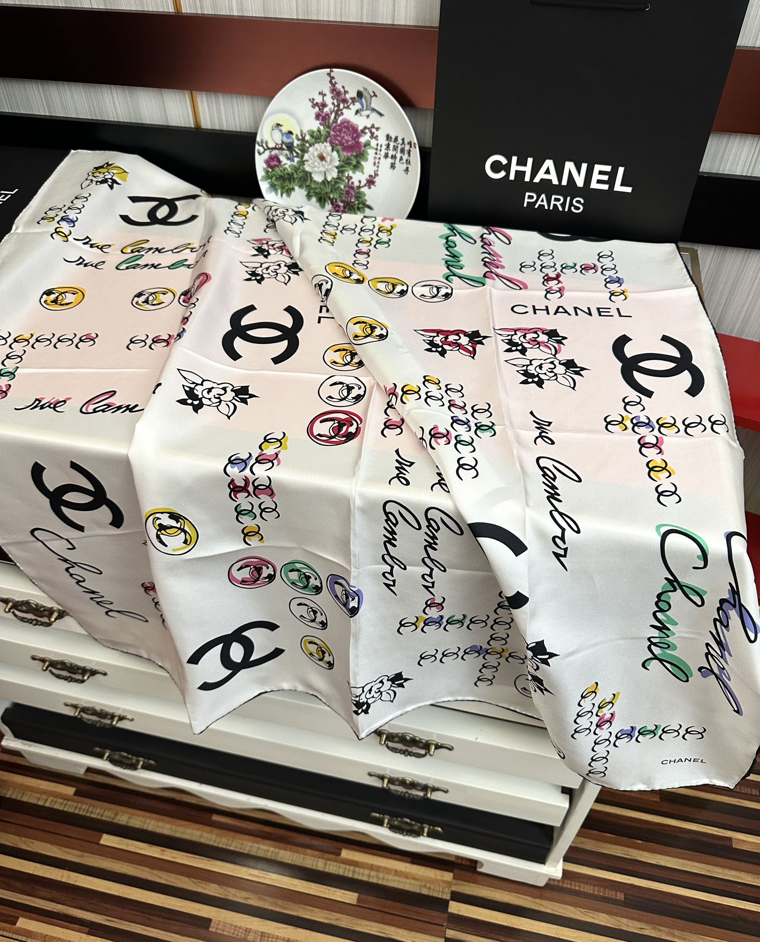 。双面同色 香奈儿18姆米 高版本👍香奶奶永远都是比较经典[發]一条印有字母Logo交织图案巧妙搭配[得