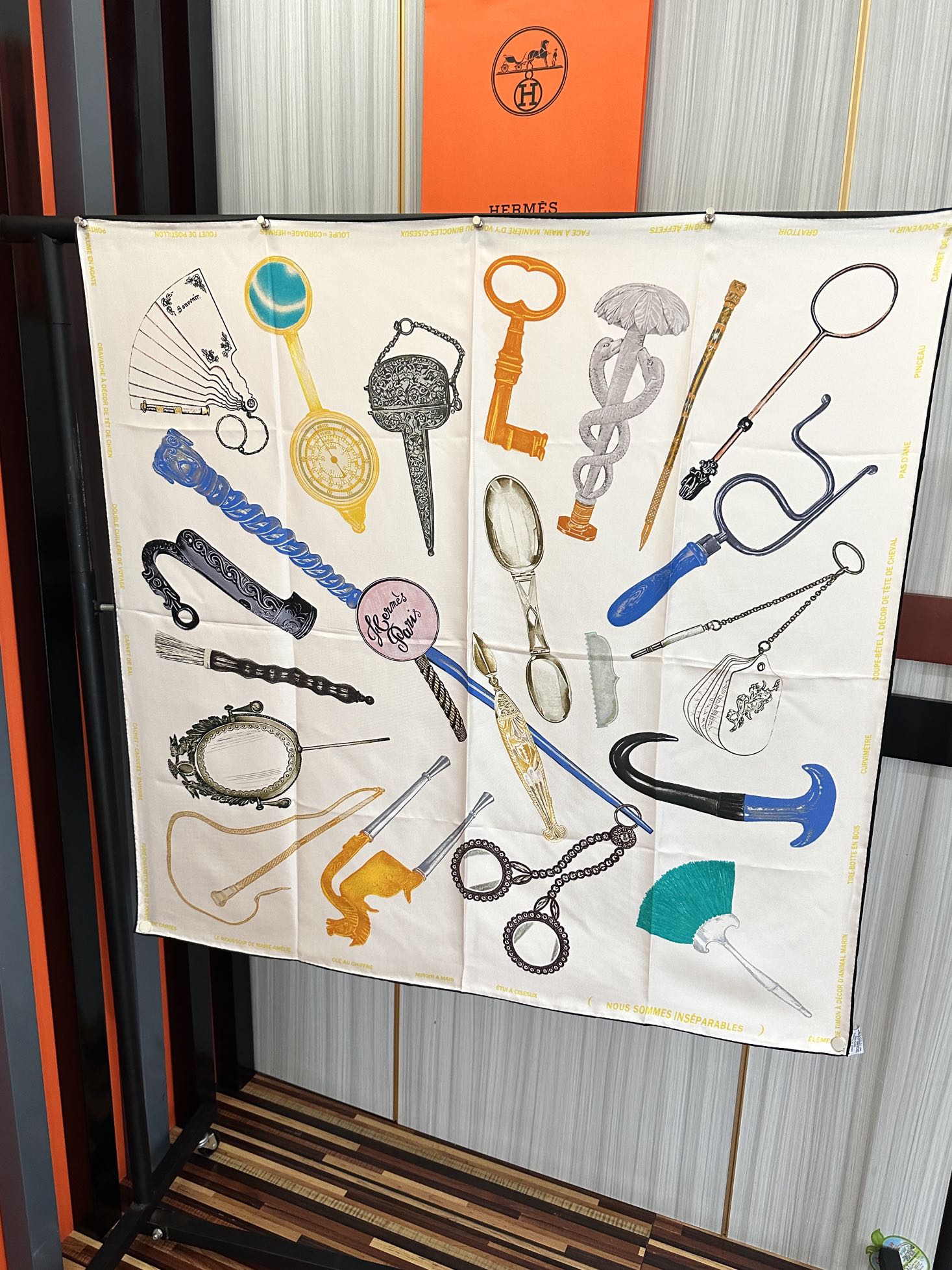 。2010 最新款 HERMES 重磅[庆祝]【形影相随】方巾[嘴唇]精简时髦，品质感很显好[得意]好搭