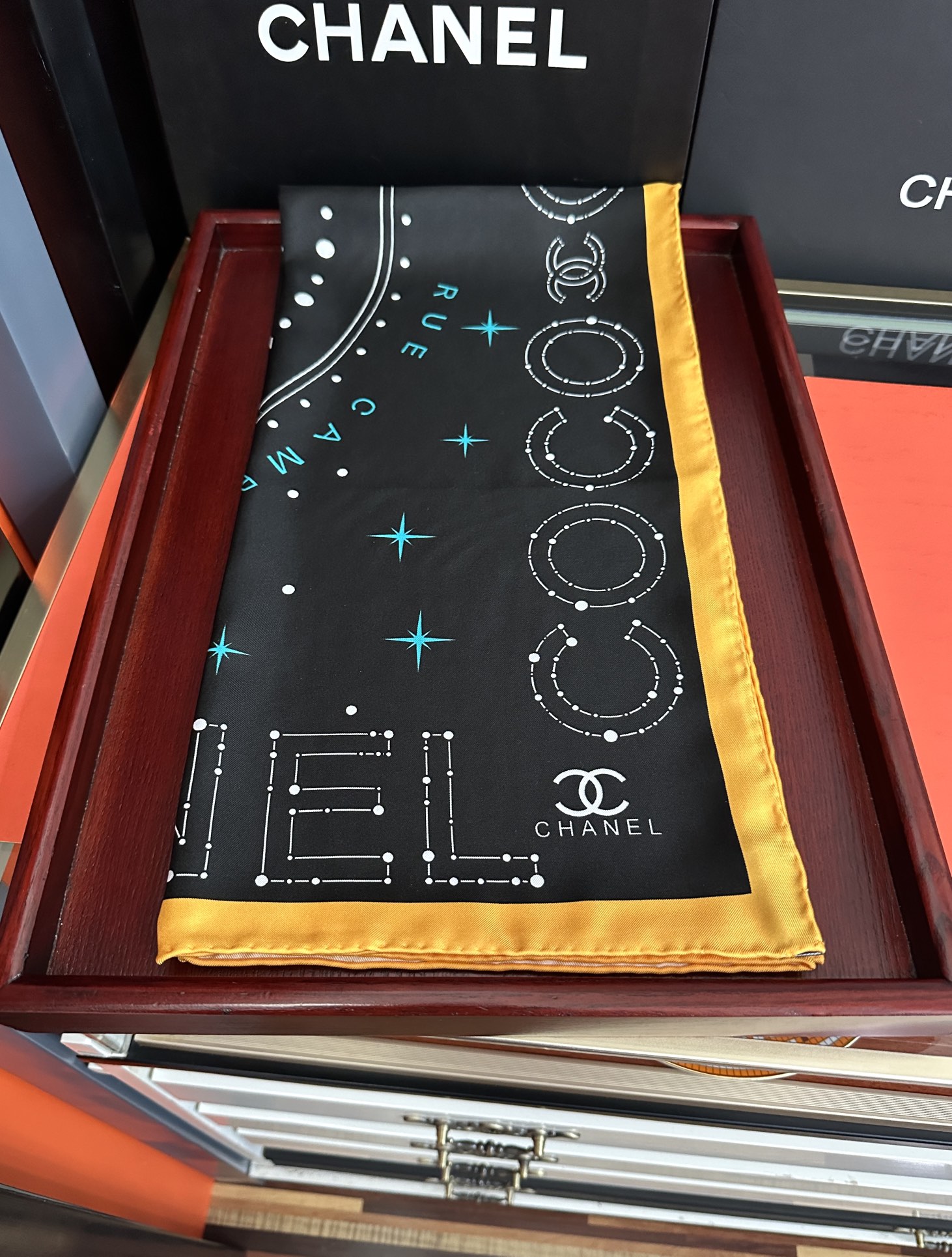 ❤️新款 香奈儿 •2025 《星座方巾》真丝斜纹绸 精致手工卷边质感高级[呲牙]触感柔滑[庆祝]将星座