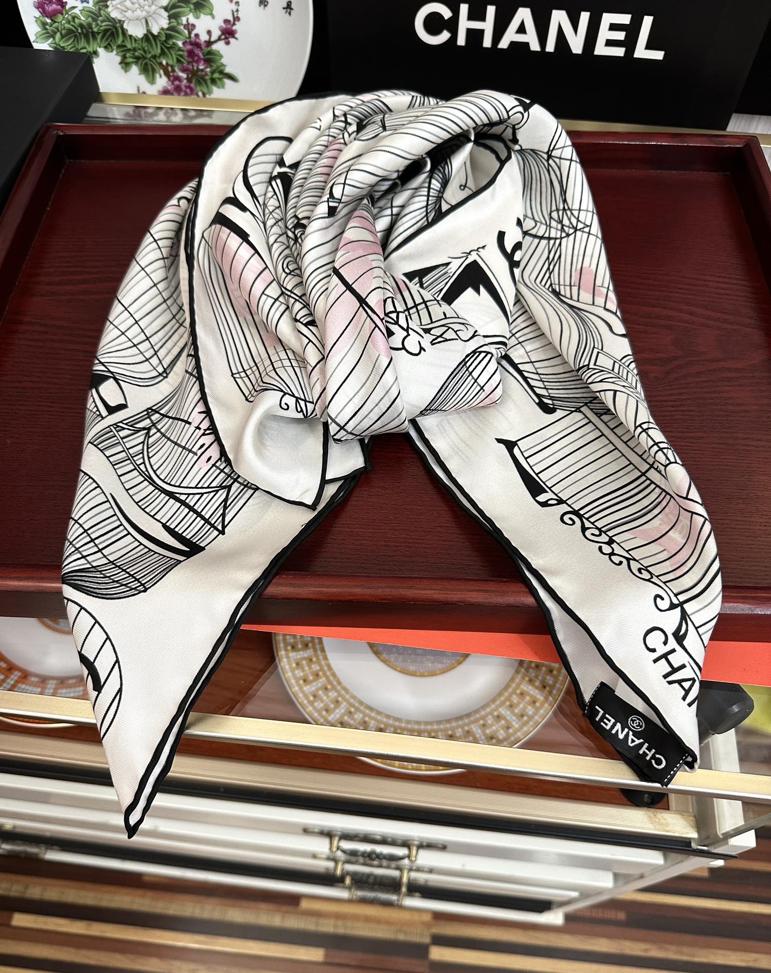 。2010最新款 香奈儿 顶级设计师 又一新款出货了[庆祝]靓女们必备款[色]太美了[玫瑰]上身效果非常