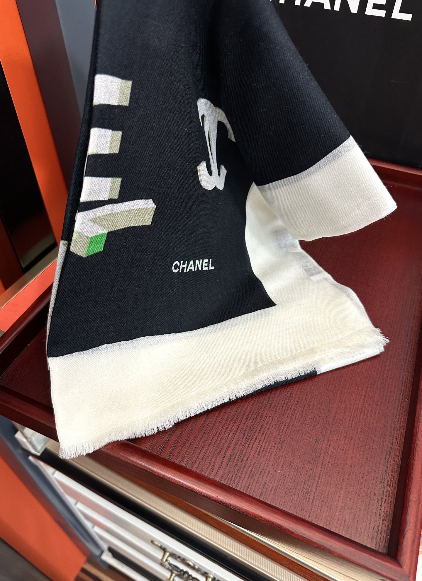 。上新 小香2025 最新款、太美到心动😘【香家双c系列300支羊绒长巾】实物真心美 🎀披肩配以印花💓无