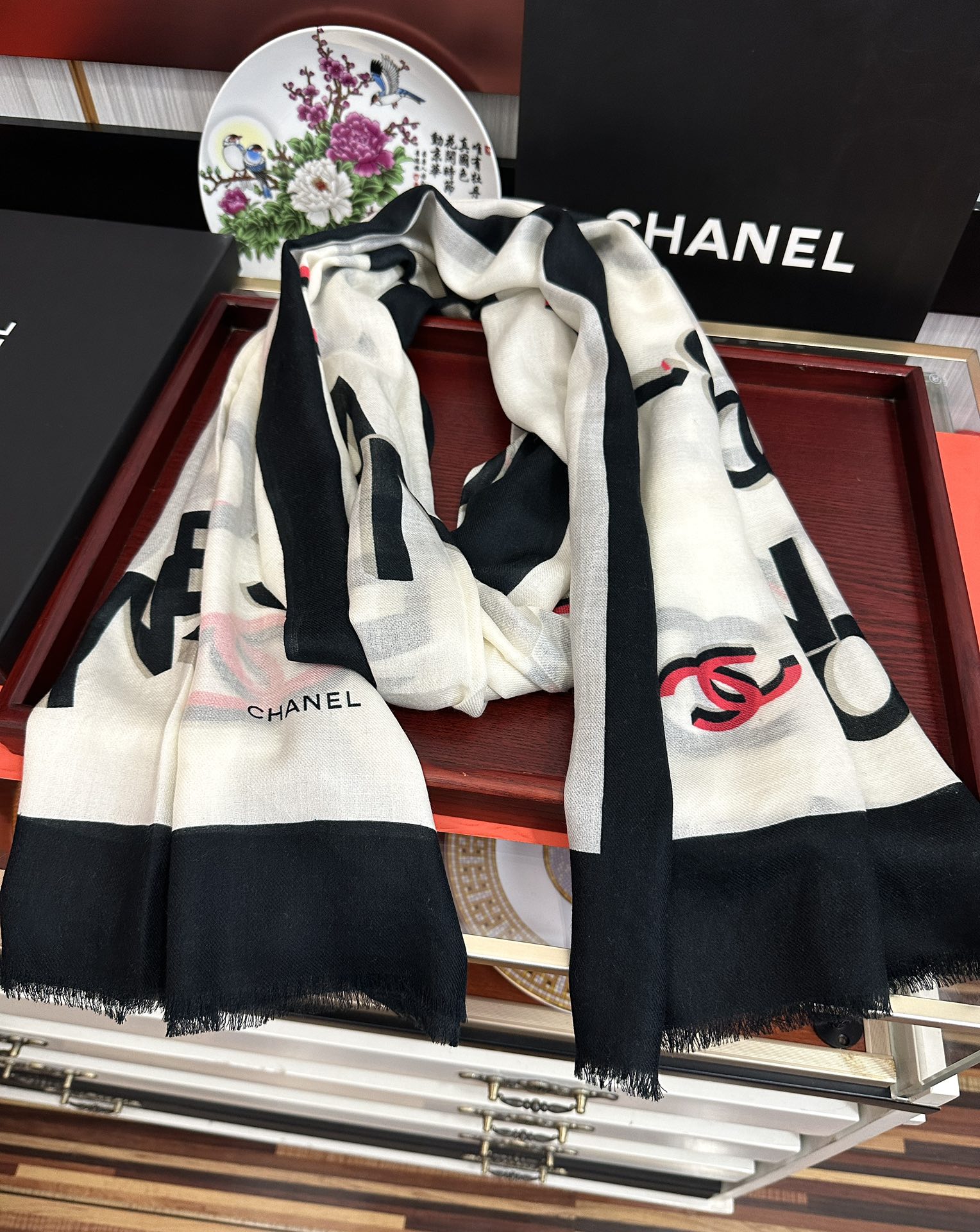 。上新 小香2025 最新款、太美到心动😘【香家双c系列300支羊绒长巾】实物真心美 🎀披肩配以印花💓无