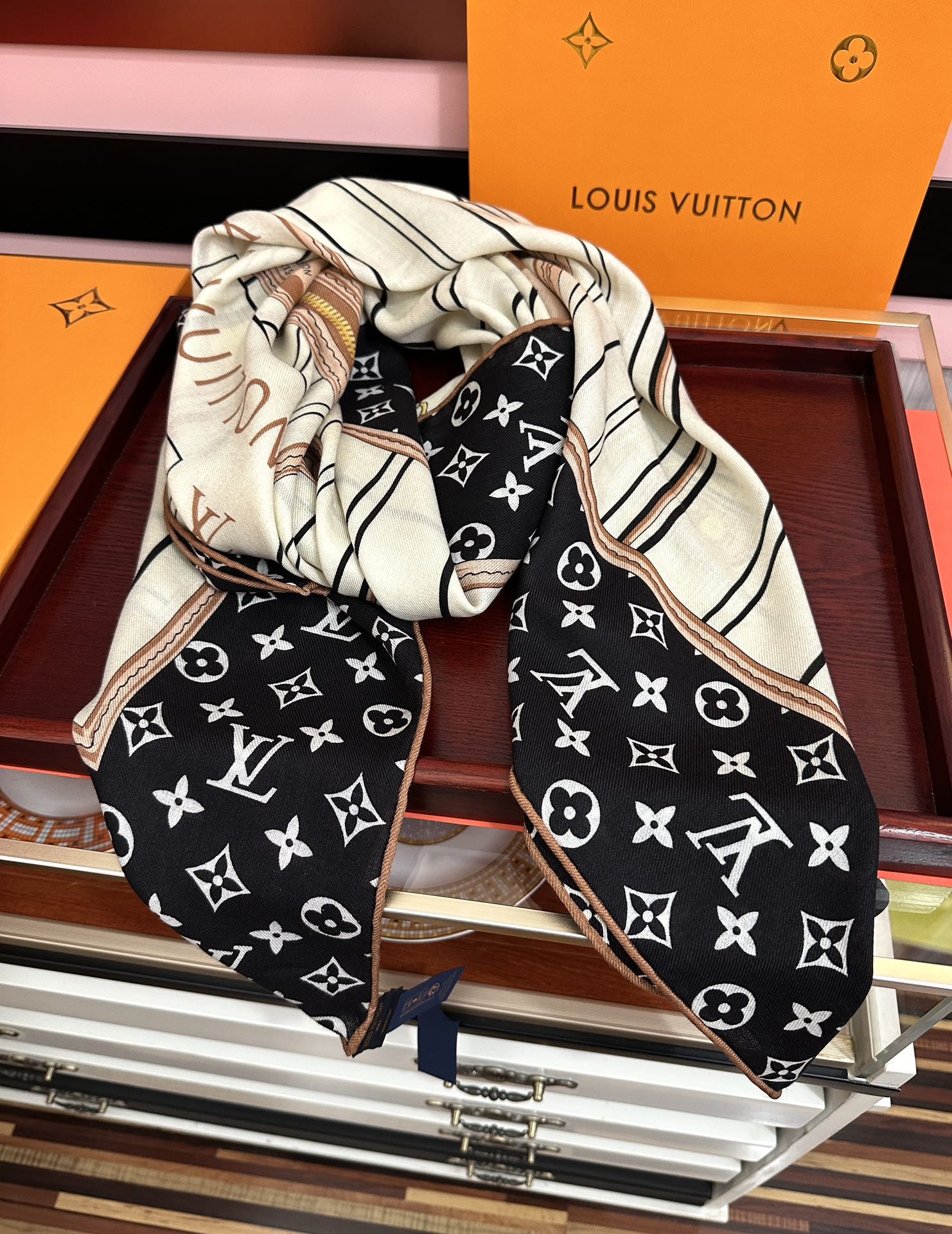 新款❤️LV 2025【双面同色】经典优雅[礼物]~气质到骨子里[色]新一季的面料超高级，真心超级柔软，