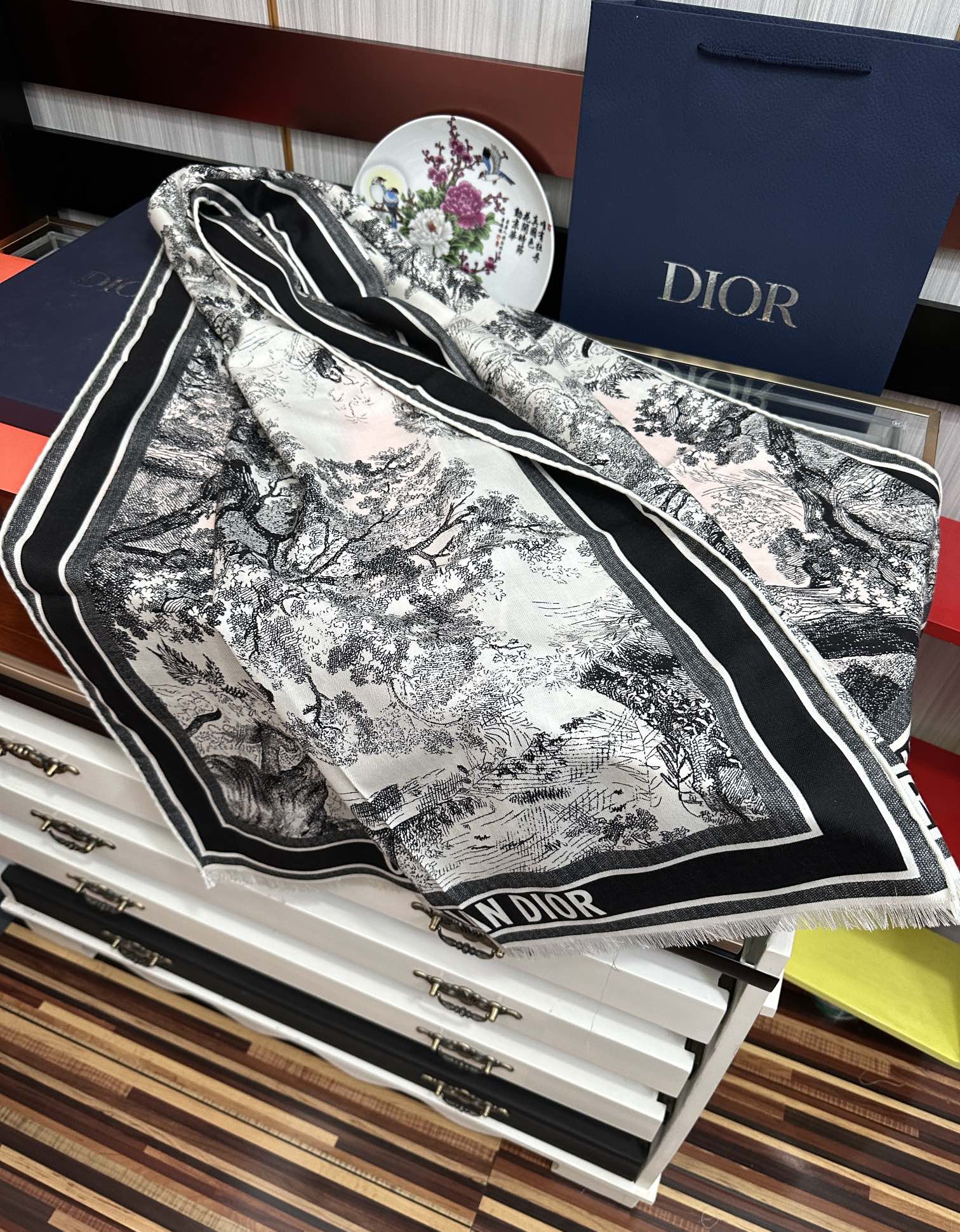 新款迪奥。2010双面同色【动物丛林】太美了[吃瓜]下手一定要快[嘴唇]四季都可以用[勾引]真心美的让人