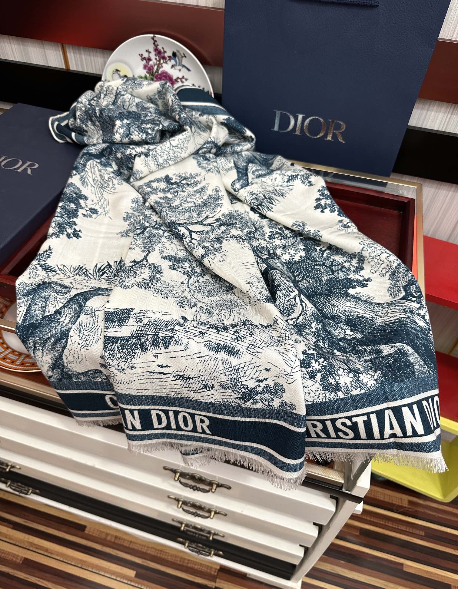 新款迪奥。2010双面同色【动物丛林】太美了[吃瓜]下手一定要快[嘴唇]四季都可以用[勾引]真心美的让人