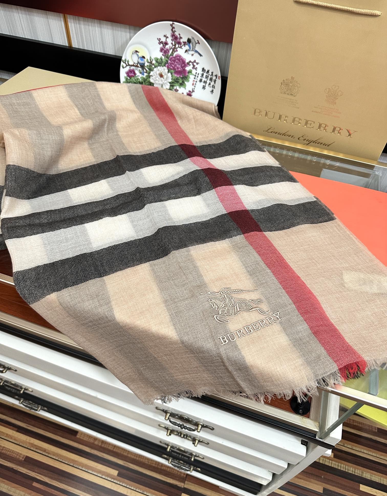 。2010 爆款巴宝莉 🧣万众瞩目战马绣标经典版到货🎆最优质的年轻设计师推出的最新概念👓搭配调色纱染再色