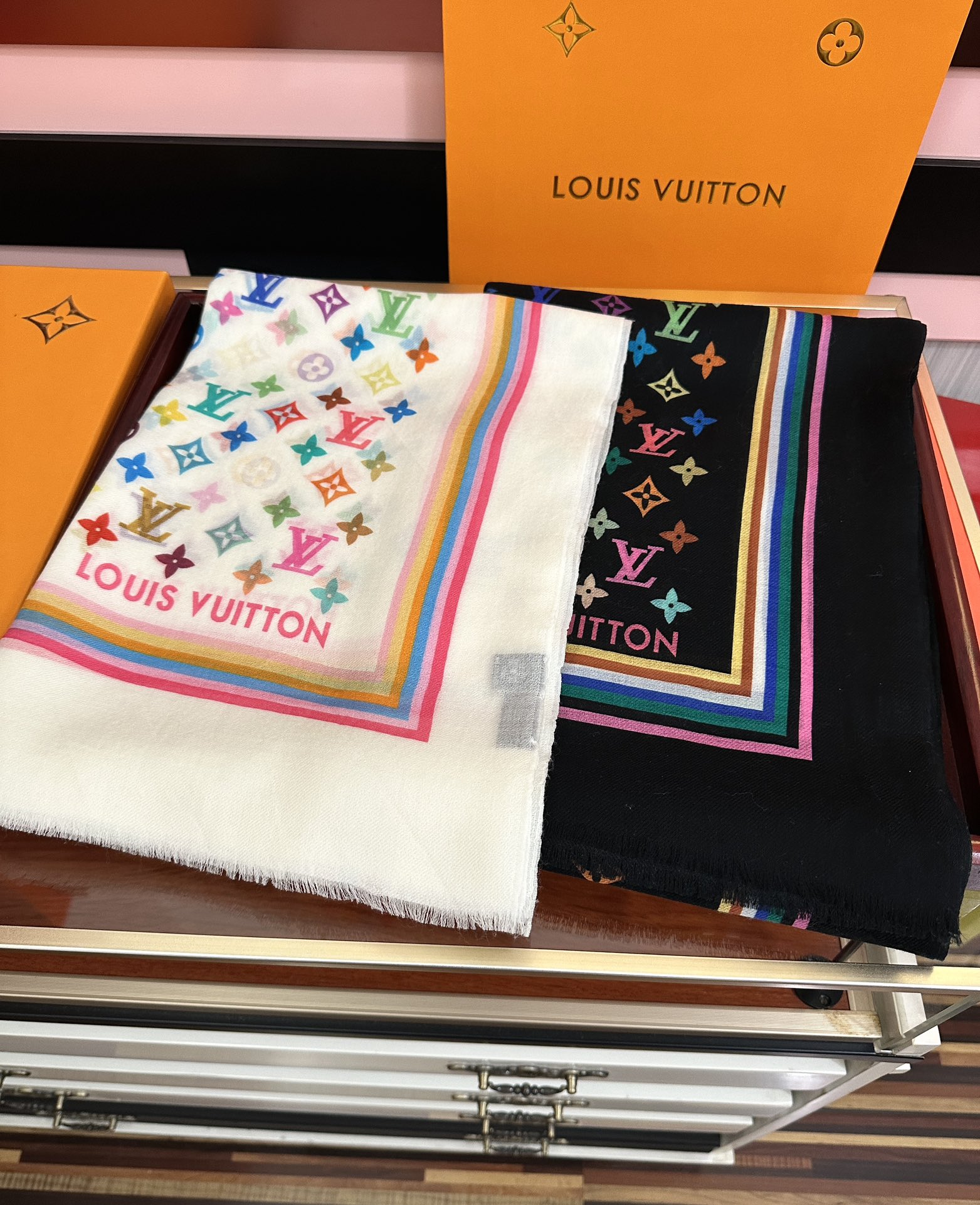 。上新 L 家 2025最新款[得意]真心赞👍【戒指绒长巾】😘💍实物真心美 🎀披肩配以印花💓💃🏻无论设计