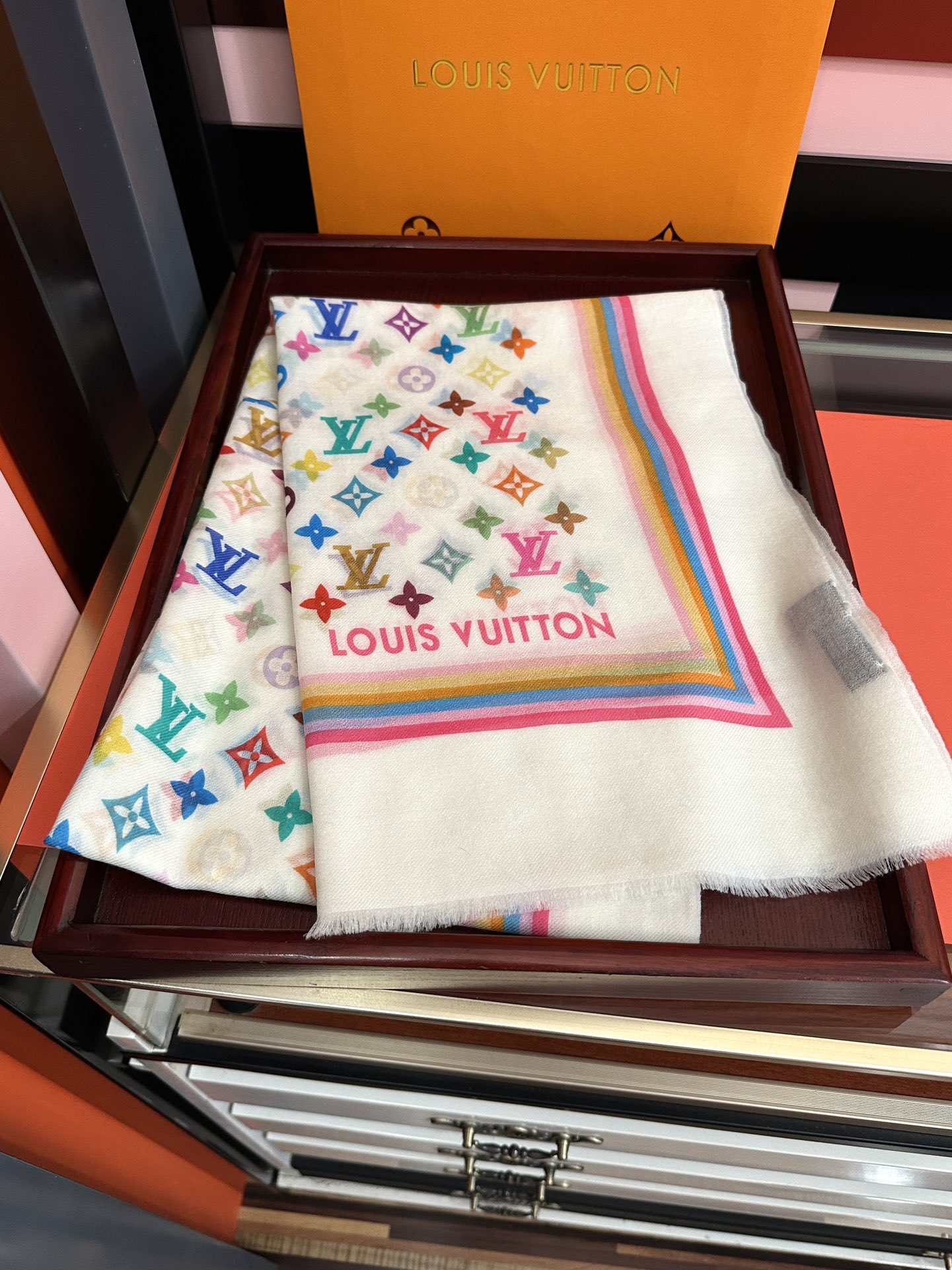 。上新 L 家 2025最新款[得意]真心赞👍【戒指绒长巾】😘💍实物真心美 🎀披肩配以印花💓💃🏻无论设计