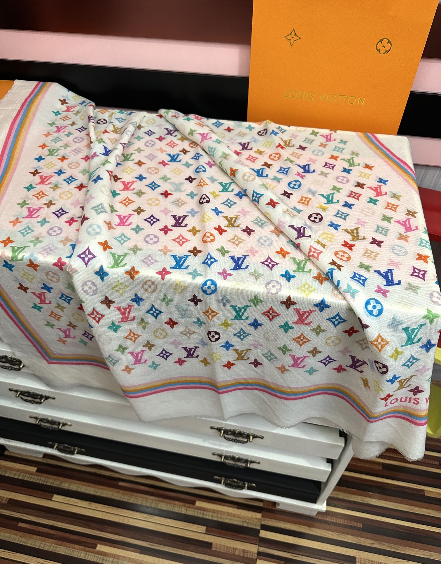 。上新 L 家 2025最新款[得意]真心赞👍【戒指绒长巾】😘💍实物真心美 🎀披肩配以印花💓💃🏻无论设计