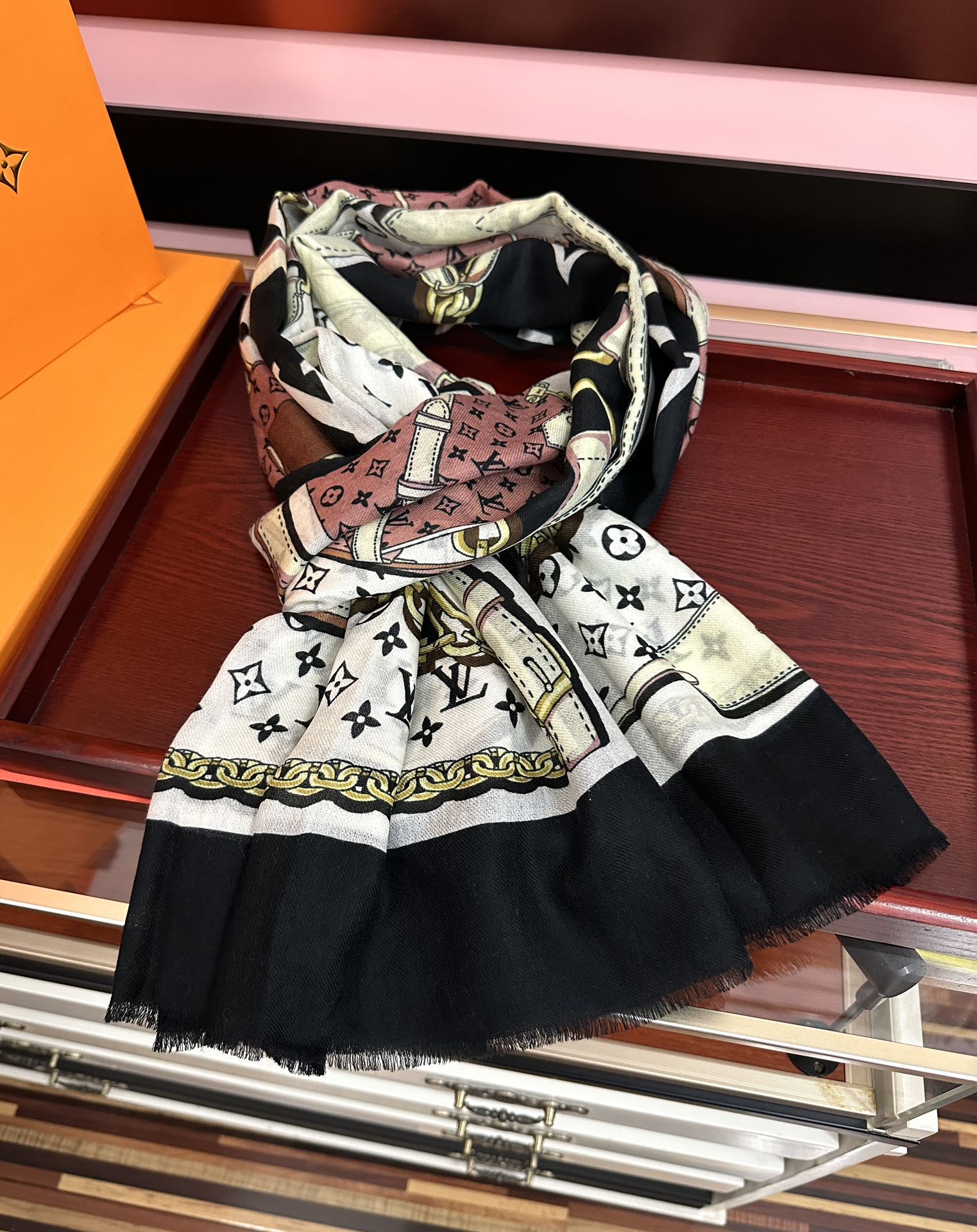 新品 LV【300支羊绒长巾】2025实物真心美 🎀披肩配以印花💓无论设计喷绘都是非常到位☀️细节都可见