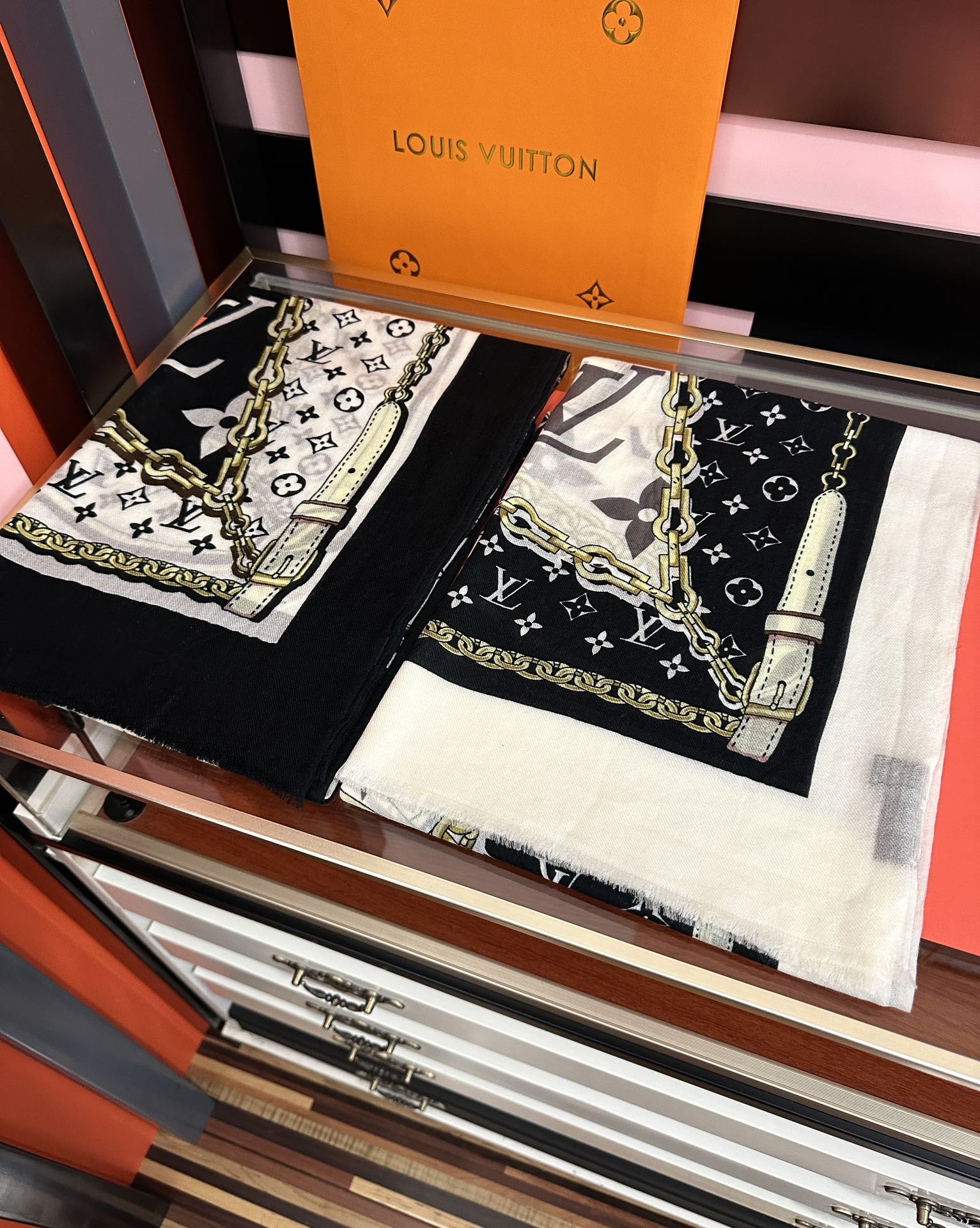 新品 LV【300支羊绒长巾】2025实物真心美 🎀披肩配以印花💓无论设计喷绘都是非常到位☀️细节都可见