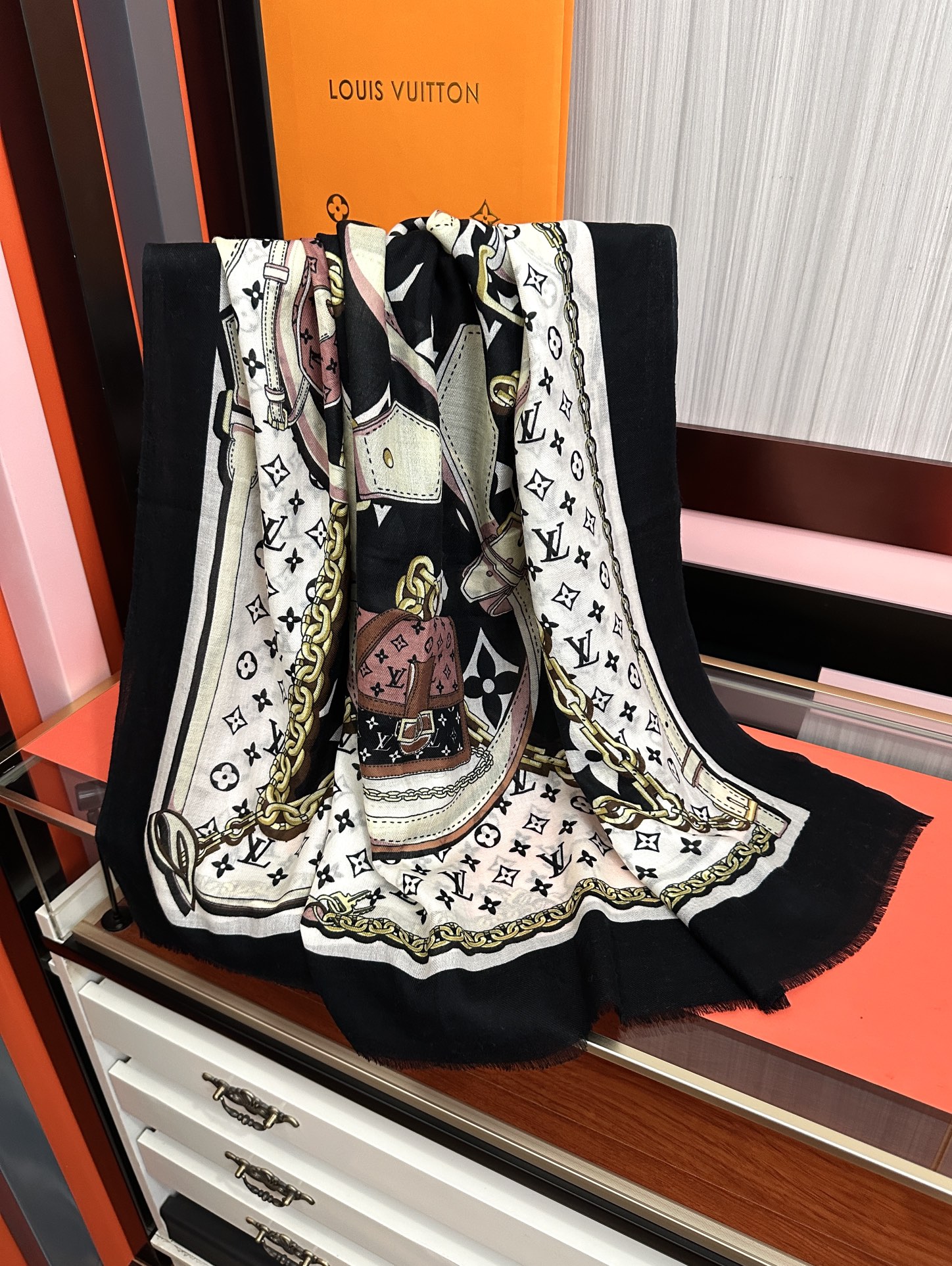 新品 LV【300支羊绒长巾】2025实物真心美 🎀披肩配以印花💓无论设计喷绘都是非常到位☀️细节都可见