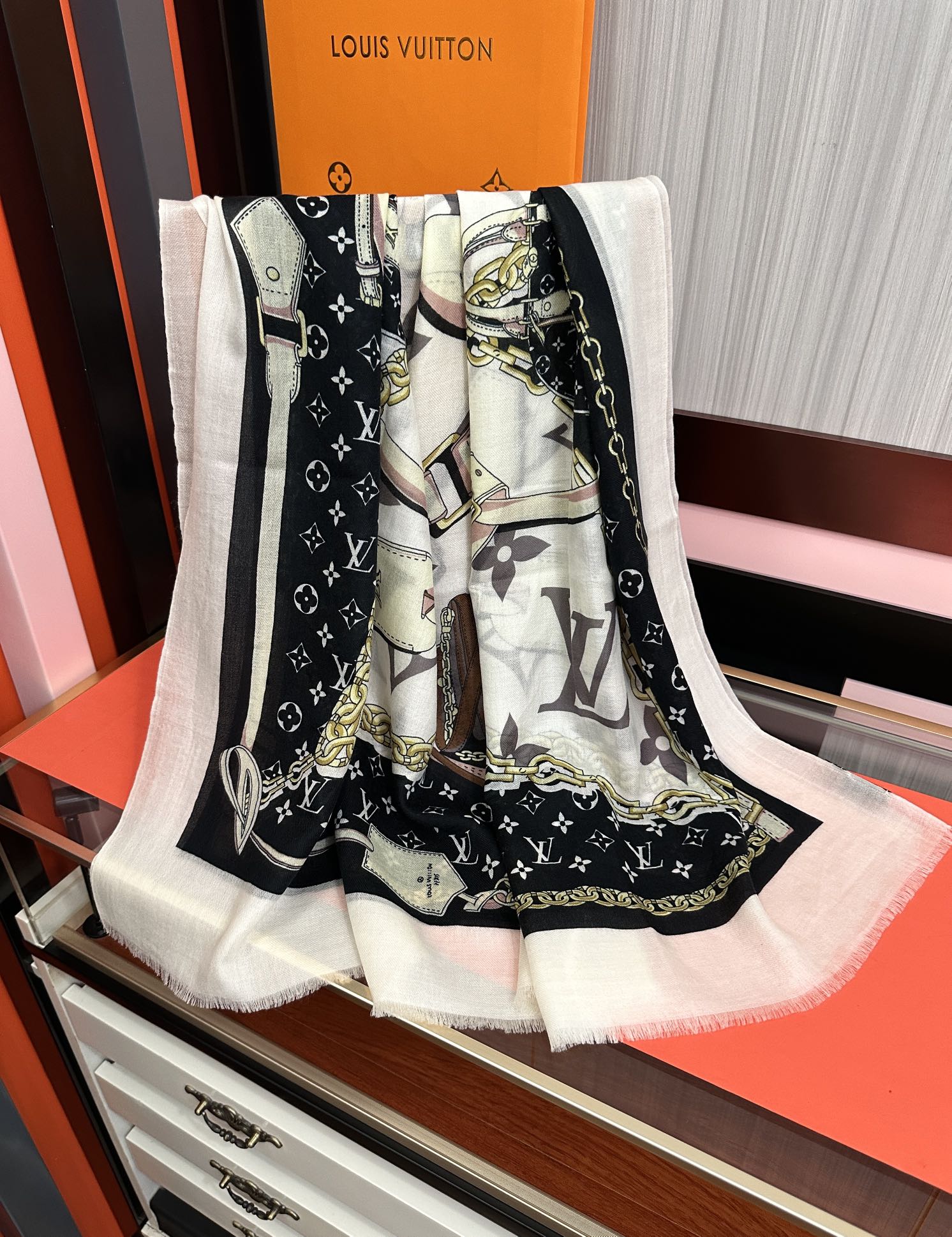 新品 LV【300支羊绒长巾】2025实物真心美 🎀披肩配以印花💓无论设计喷绘都是非常到位☀️细节都可见