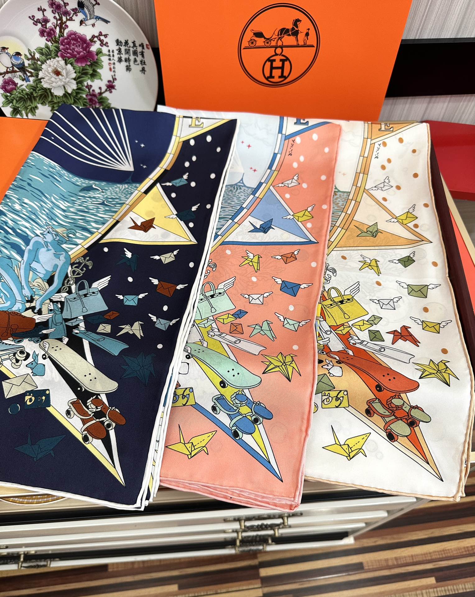 上新2025 。HERMES 重磅[庆祝]【爱马仕旗舰】方巾[嘴唇]精简时髦，品质感很显好[得意]好搭到