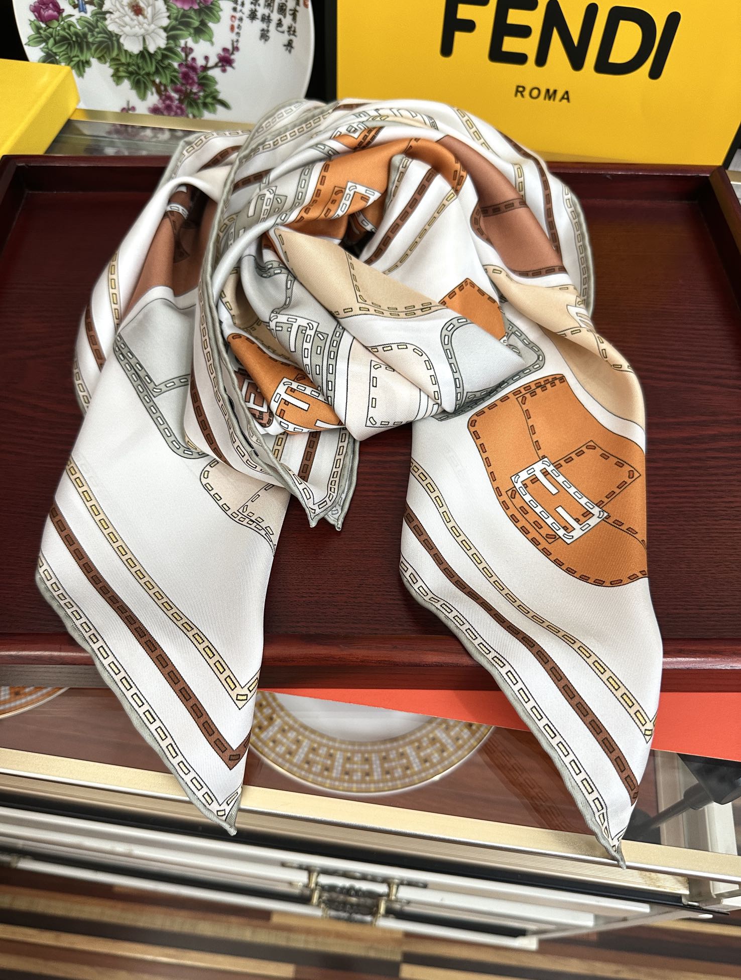 。高版本FENDI[庆祝]2025本年度最好看的丝巾没有之一了👍满身印有不同尺寸的米色和棕色标志性F B