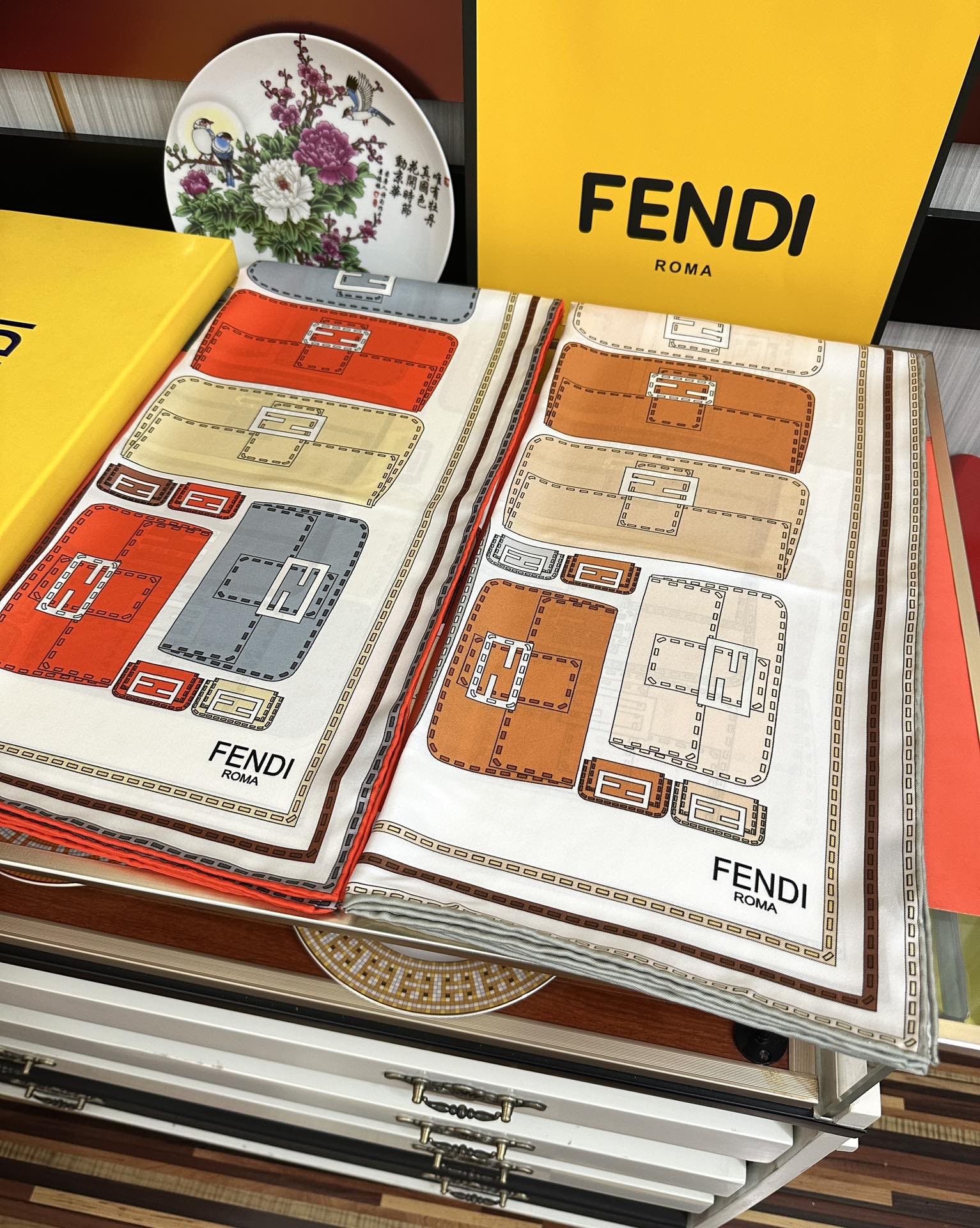 。高版本FENDI[庆祝]2025本年度最好看的丝巾没有之一了👍满身印有不同尺寸的米色和棕色标志性F B