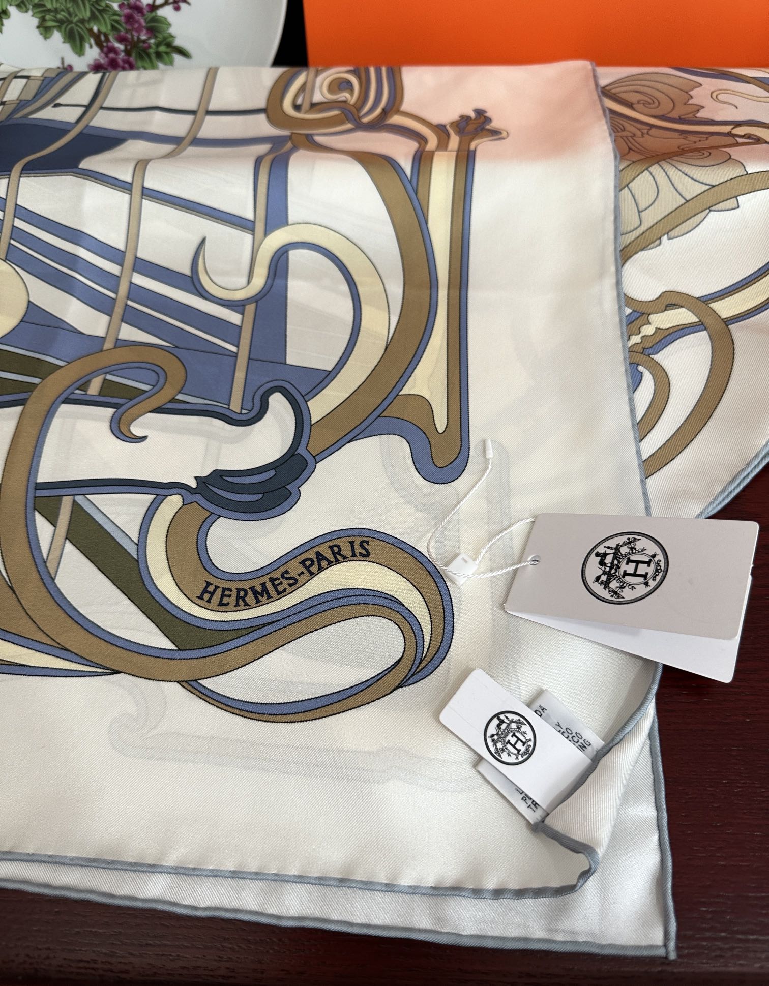 。新款爱马仕 【马鞭起舞线条版】90方巾 创作渊源在比利时的圣吉尔区[嘴唇]建筑师维克多•霍塔 Hort