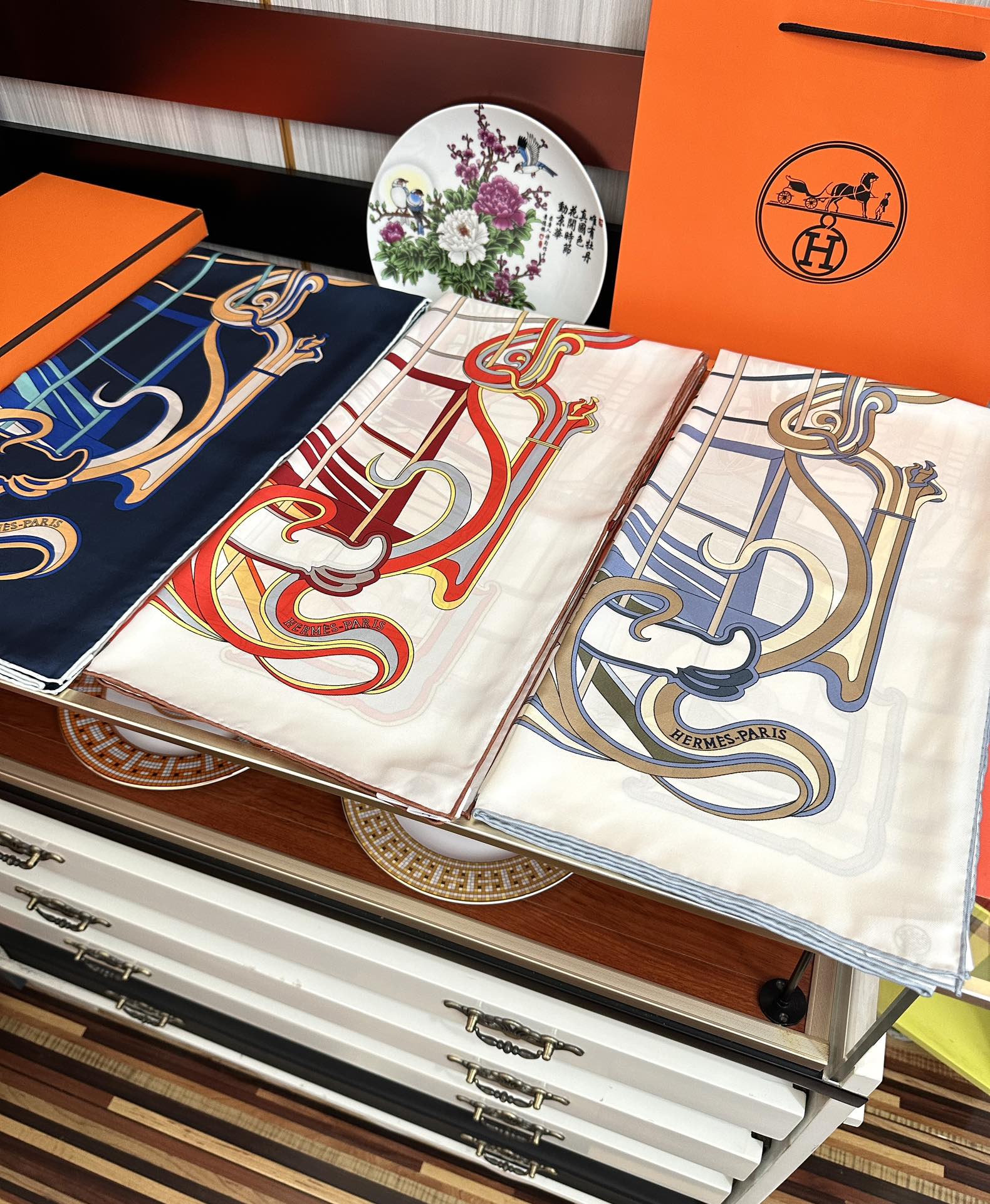 。新款爱马仕 【马鞭起舞线条版】90方巾 创作渊源在比利时的圣吉尔区[嘴唇]建筑师维克多•霍塔 Hort