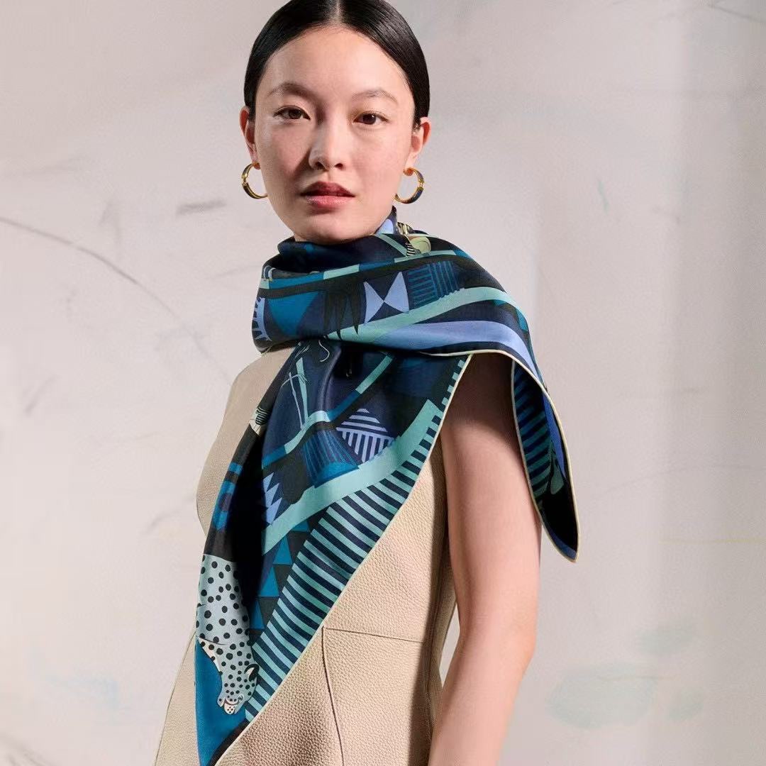 。 2010高品质Hermes 王者之虎👍的旋转木马90CM 丝巾[玫瑰]在复古风格的马戏帐篷下[嘴唇]