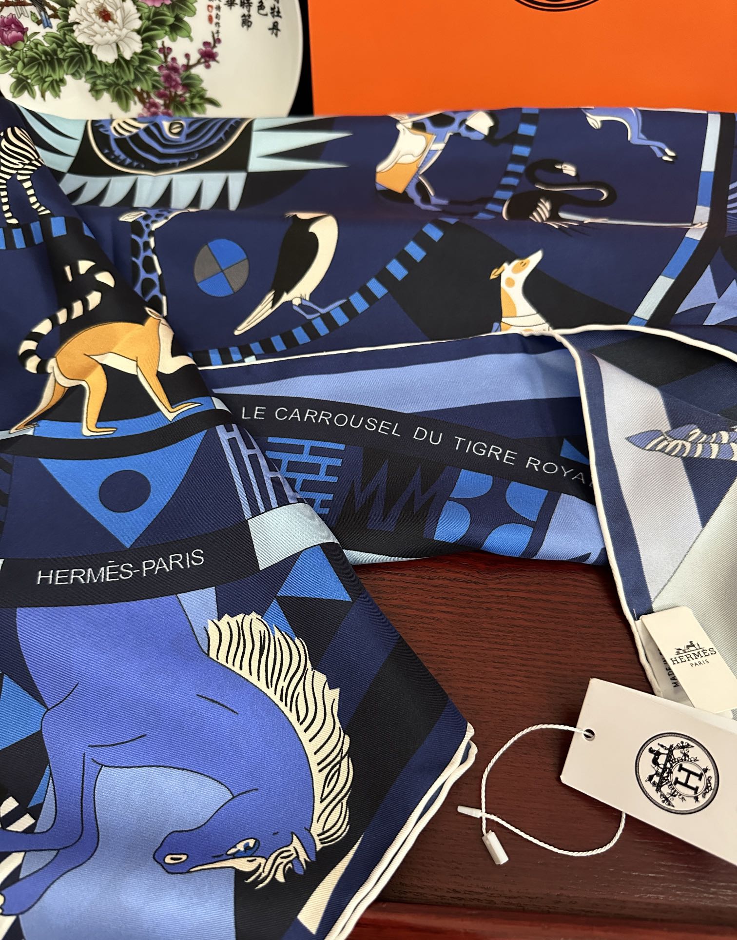 。 2010高品质Hermes 王者之虎👍的旋转木马90CM 丝巾[玫瑰]在复古风格的马戏帐篷下[嘴唇]