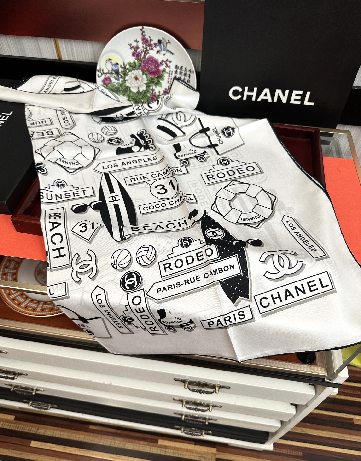 。2010香奈儿 顶级设计师 又一新款出货了[庆祝]靓女们必备款[色]太美了[玫瑰]上身效果非常美[得意