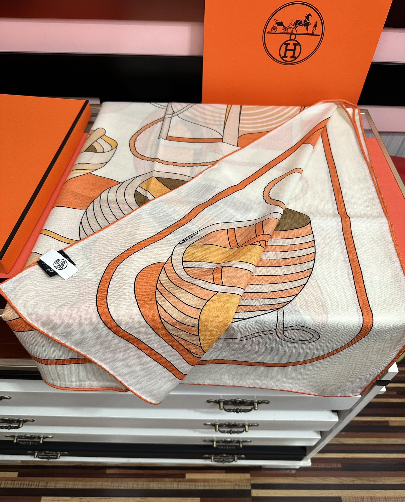 。爱马仕2025秋冬新款[爱心]【马术学院】新一季丝巾采购清单估计各位养马人们已经列好了[太阳]我就不推