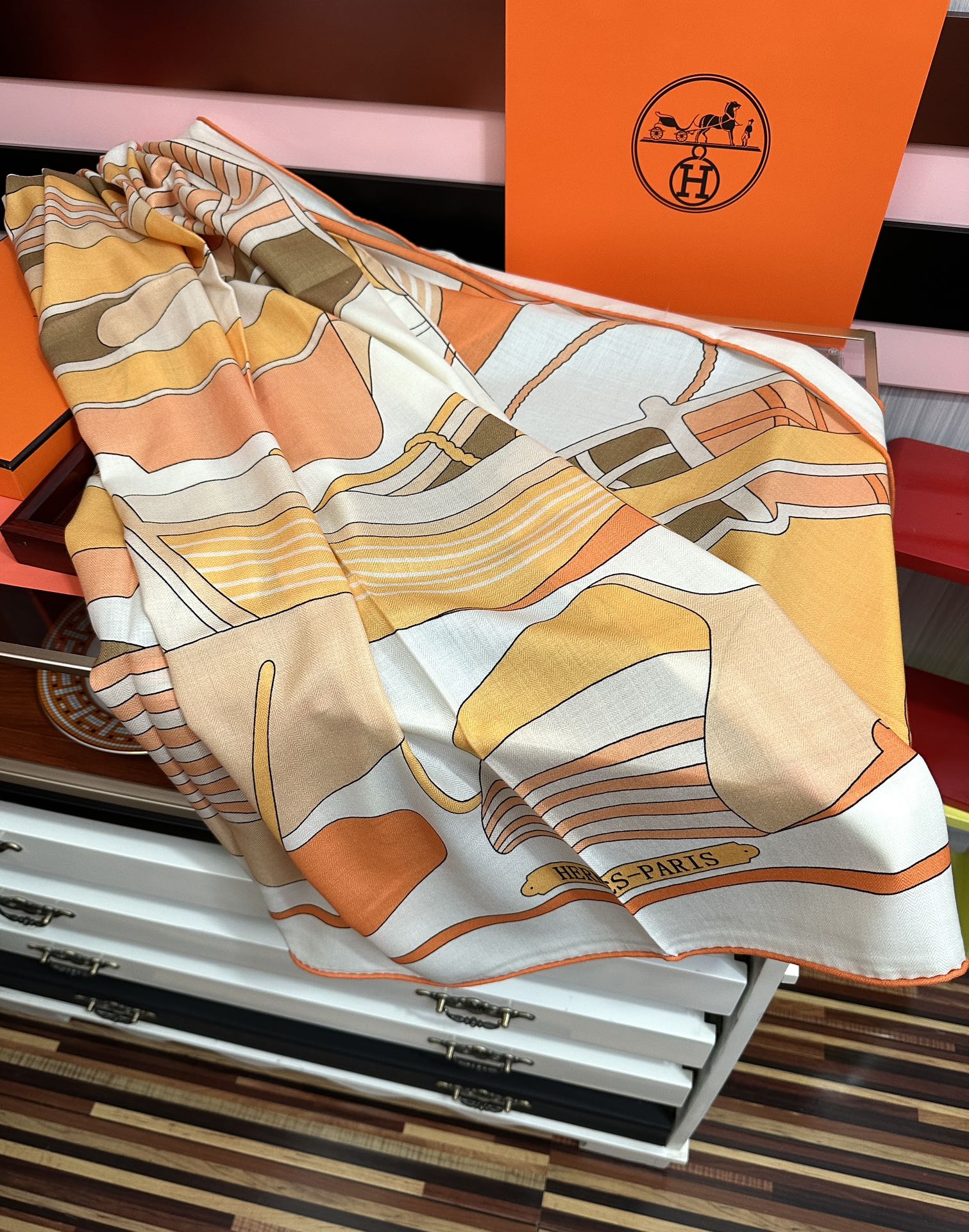 。爱马仕2025秋冬新款[爱心]【马术学院】新一季丝巾采购清单估计各位养马人们已经列好了[太阳]我就不推