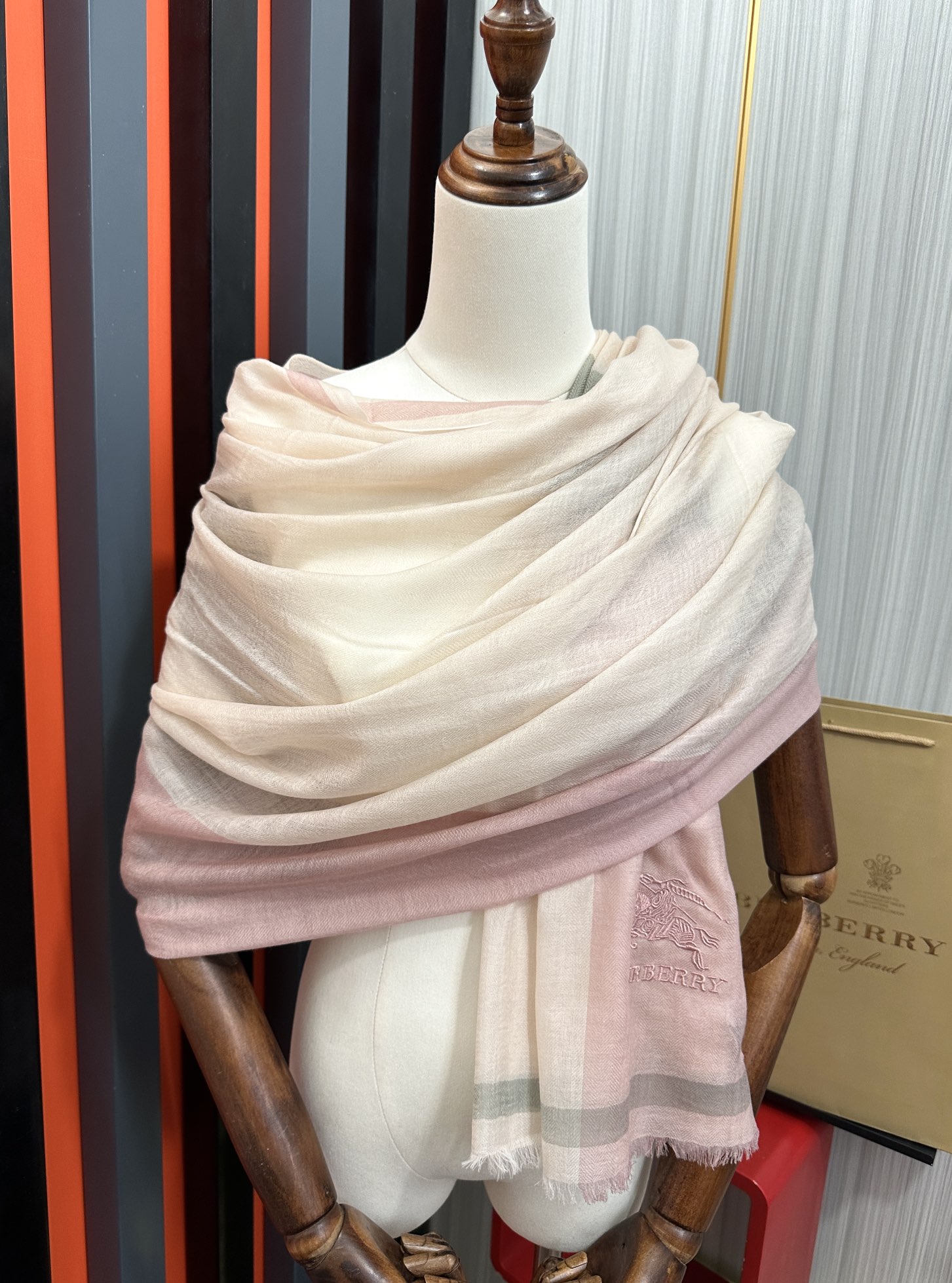 上新。2010 巴宝莉👍重磅推荐🎀太美了👓火爆N年的格子，人人都喜欢💕时潮人都有好几条巴家围巾放在衣橱，