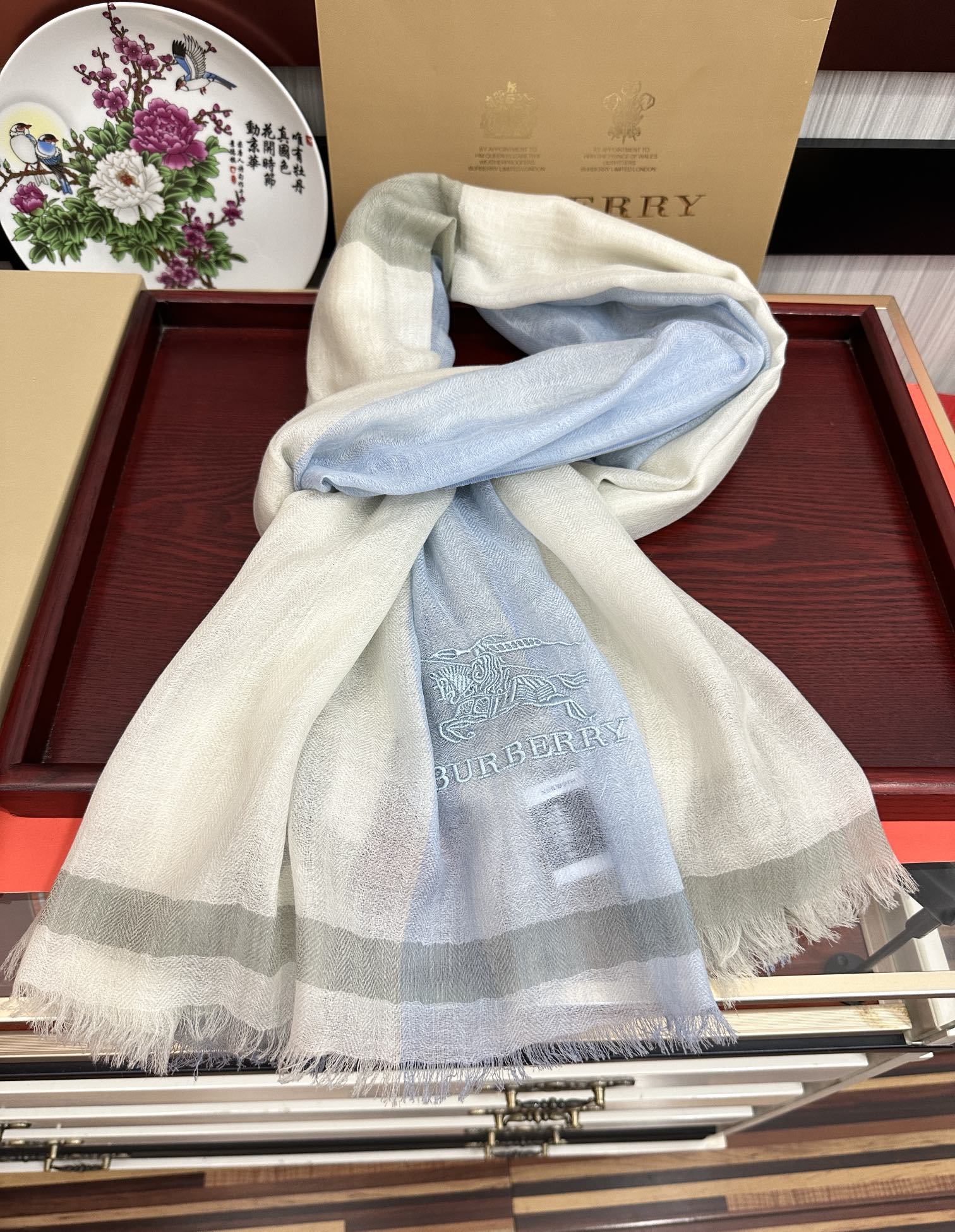 上新。2010 巴宝莉👍重磅推荐🎀太美了👓火爆N年的格子，人人都喜欢💕时潮人都有好几条巴家围巾放在衣橱，