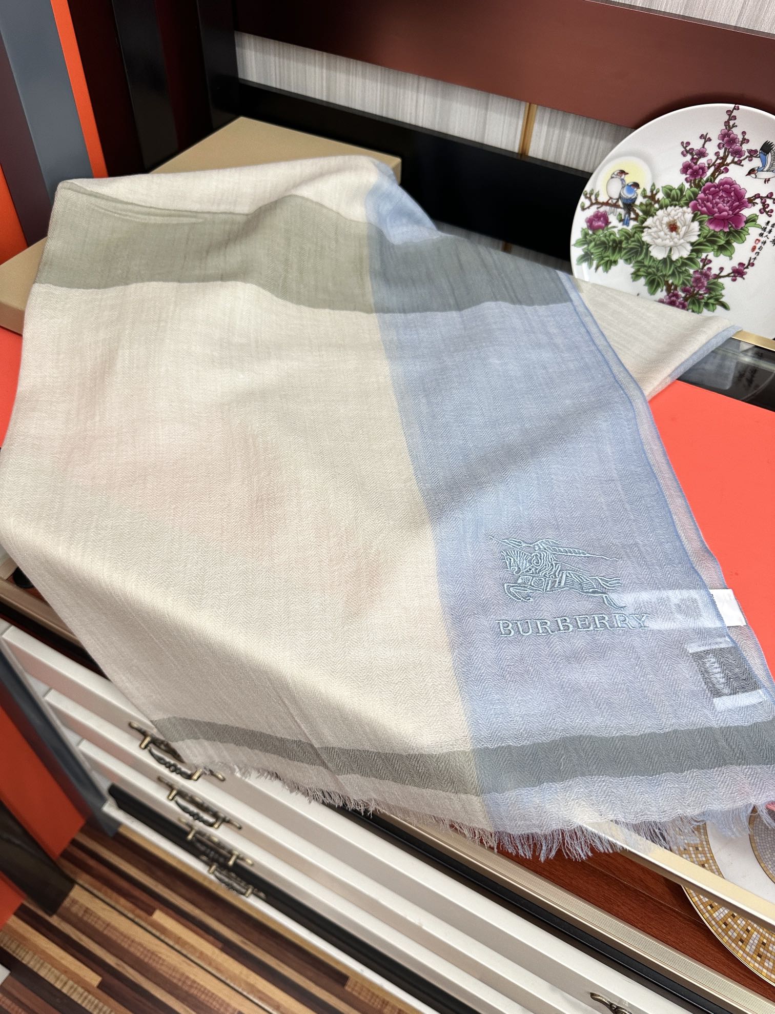 上新。2010 巴宝莉👍重磅推荐🎀太美了👓火爆N年的格子，人人都喜欢💕时潮人都有好几条巴家围巾放在衣橱，