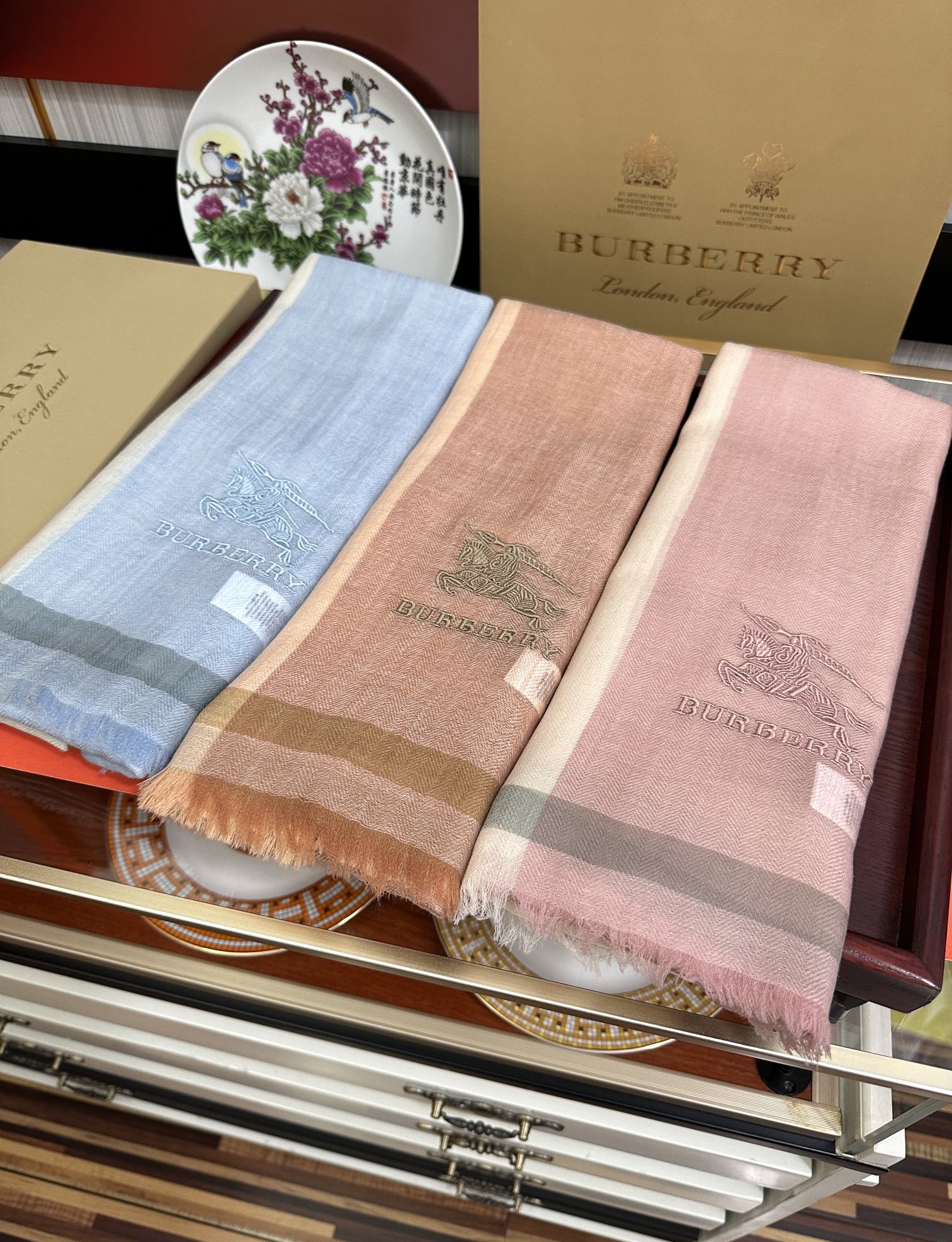 上新。2010 巴宝莉👍重磅推荐🎀太美了👓火爆N年的格子，人人都喜欢💕时潮人都有好几条巴家围巾放在衣橱，