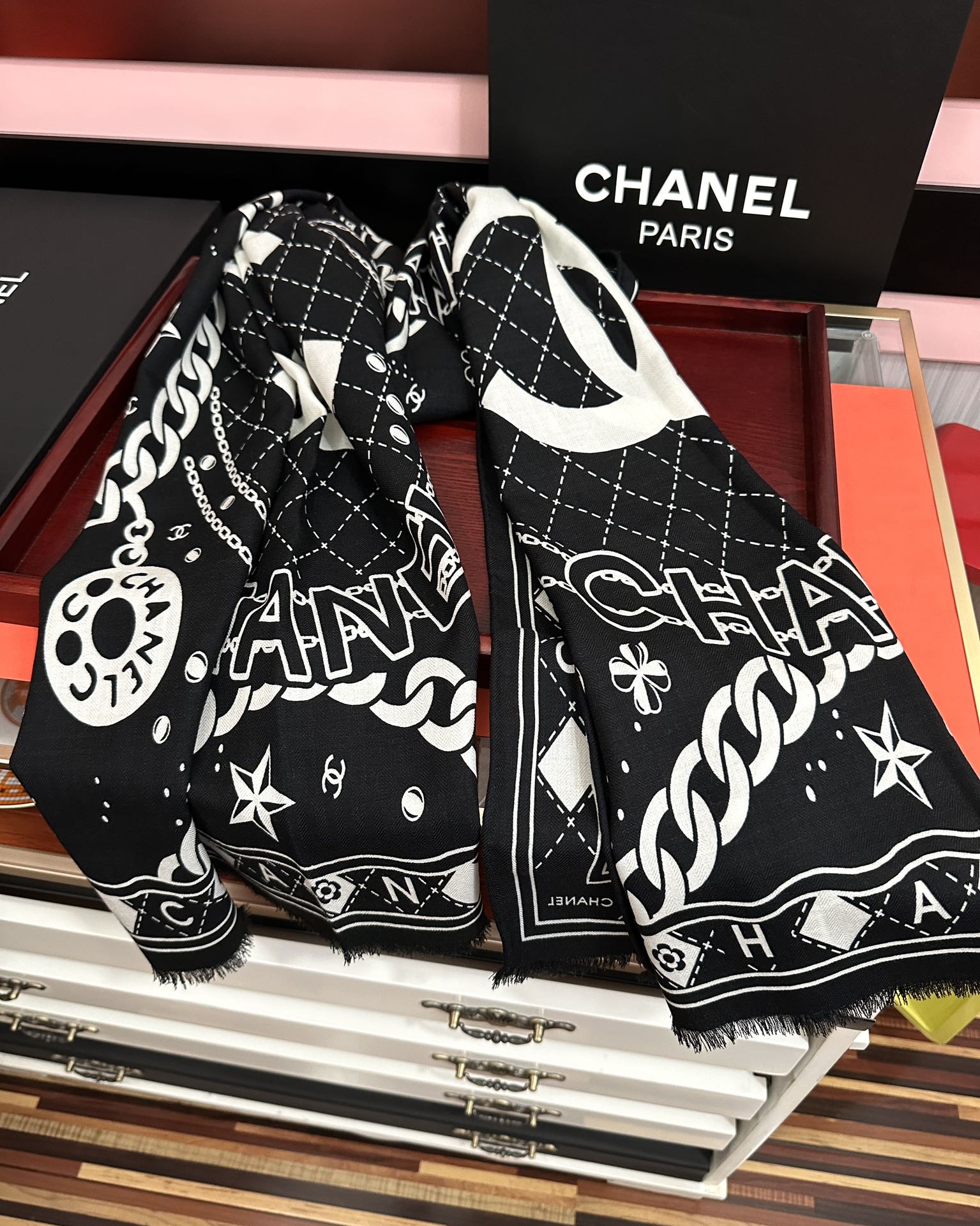 。新款 小香2025 双面同色 双c涂鸦黑白搭配顶级设计[嘴唇]太美了[吃瓜]下手一定要快[嘴唇]四季都