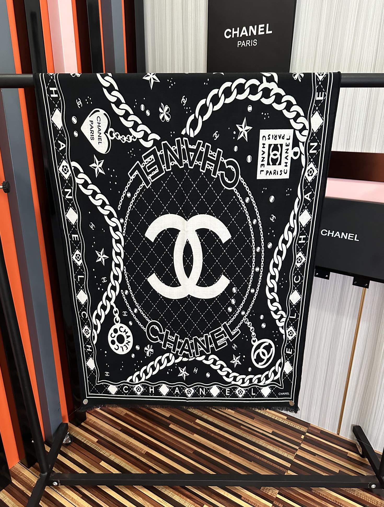 。新款 小香2025 双面同色 双c涂鸦黑白搭配顶级设计[嘴唇]太美了[吃瓜]下手一定要快[嘴唇]四季都