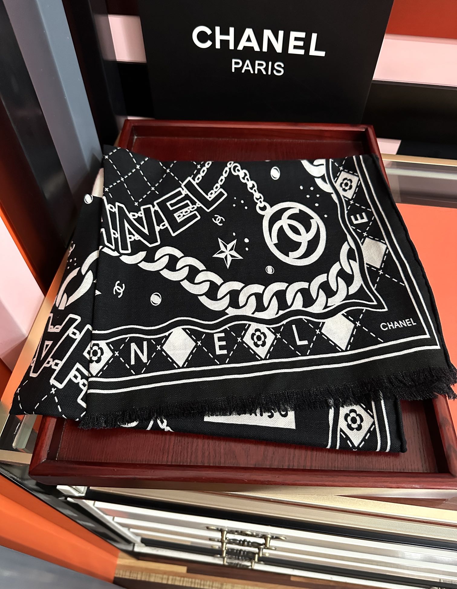 。新款 小香2025 双面同色 双c涂鸦黑白搭配顶级设计[嘴唇]太美了[吃瓜]下手一定要快[嘴唇]四季都