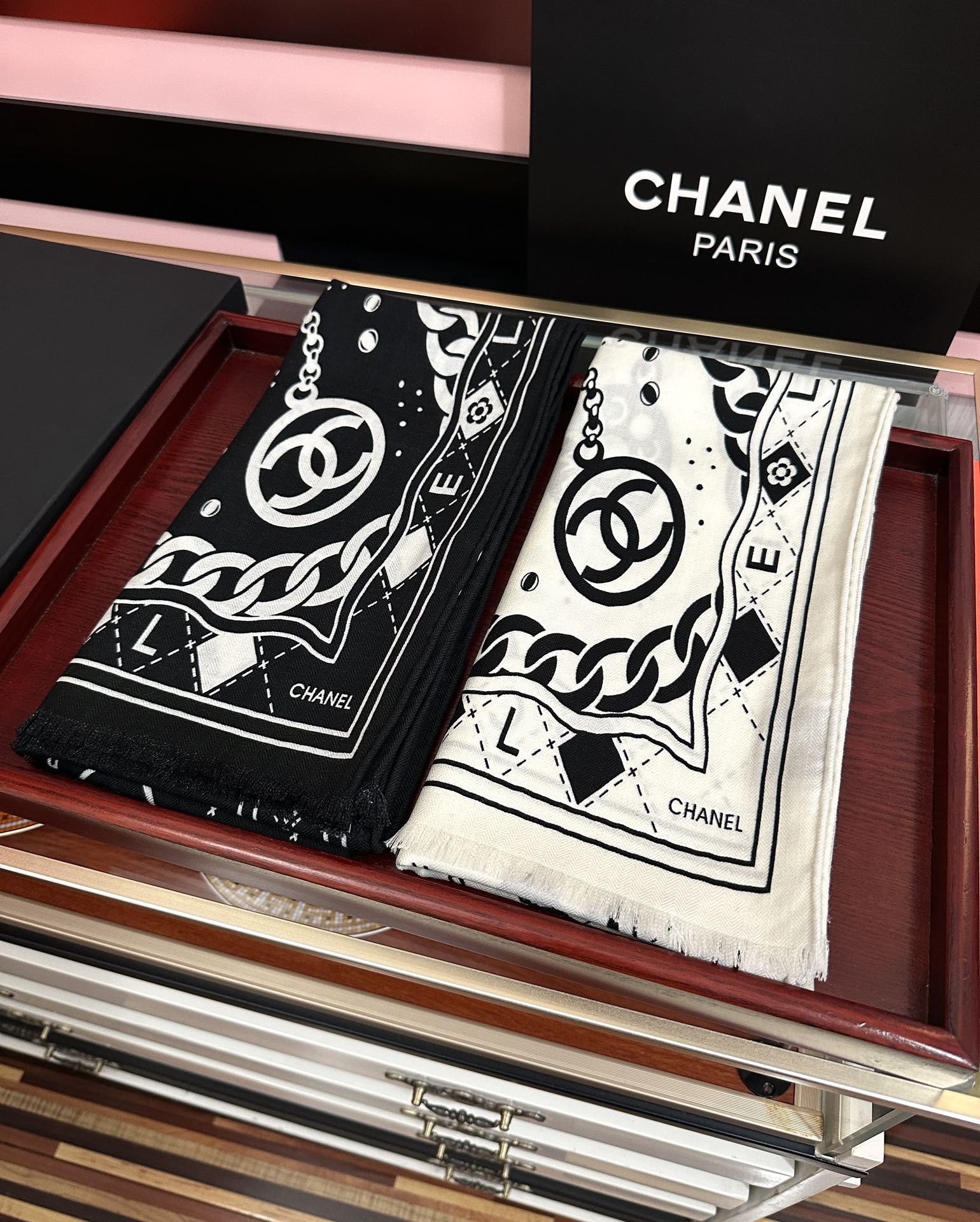 。新款 小香2025 双面同色 双c涂鸦黑白搭配顶级设计[嘴唇]太美了[吃瓜]下手一定要快[嘴唇]四季都