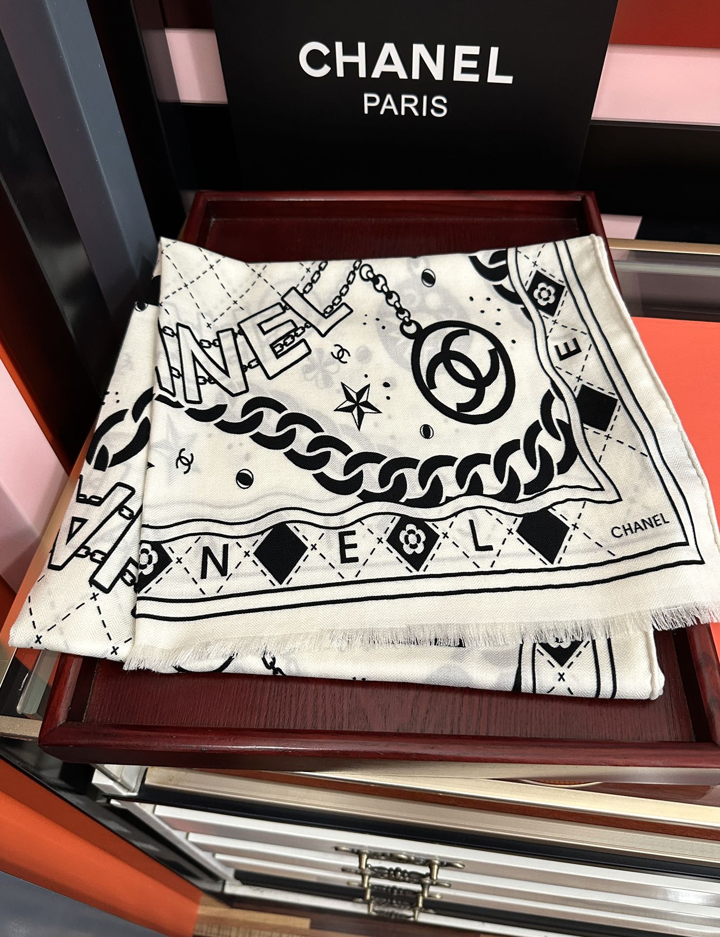 。新款 小香2025 双面同色 双c涂鸦黑白搭配顶级设计[嘴唇]太美了[吃瓜]下手一定要快[嘴唇]四季都