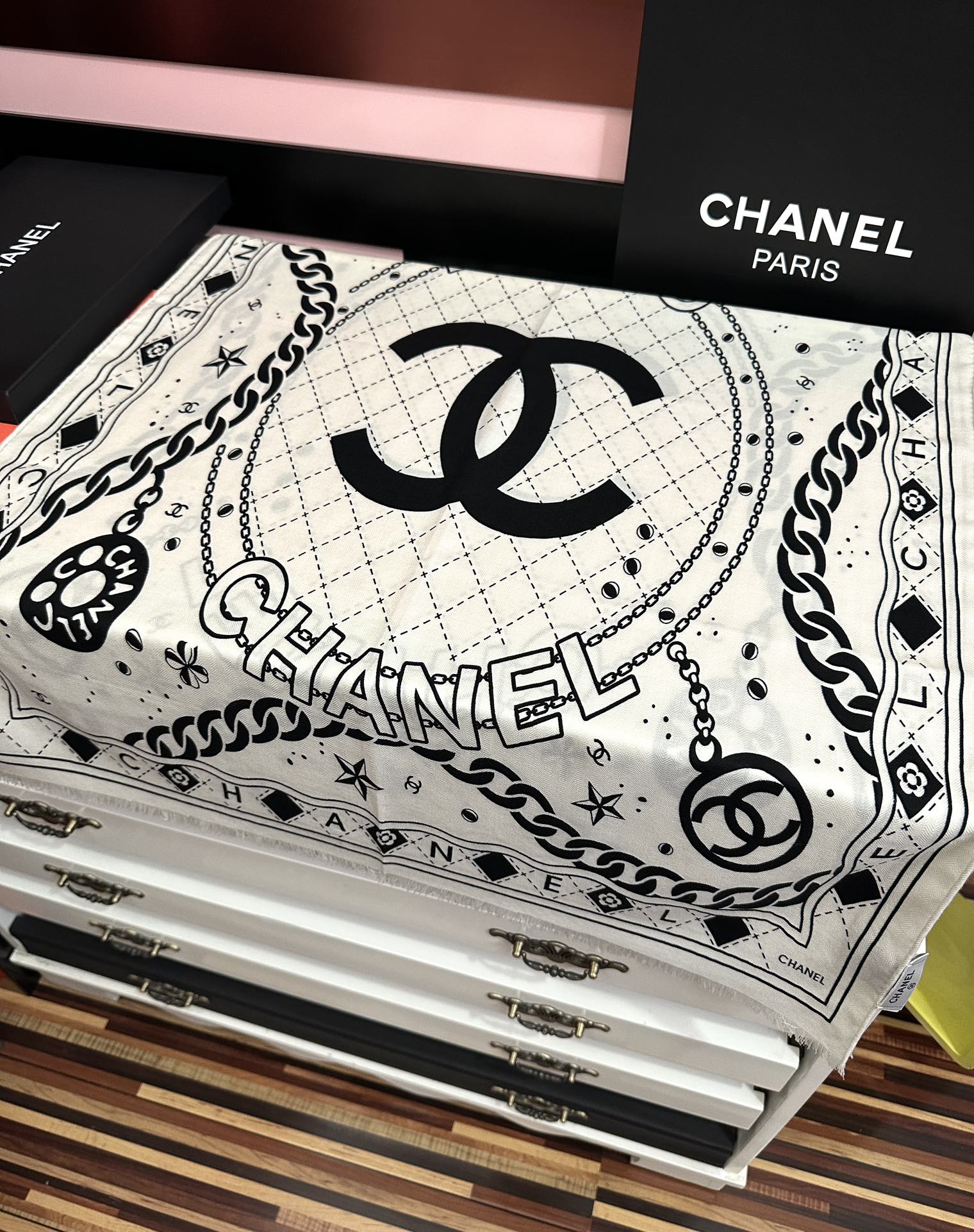 。新款 小香2025 双面同色 双c涂鸦黑白搭配顶级设计[嘴唇]太美了[吃瓜]下手一定要快[嘴唇]四季都