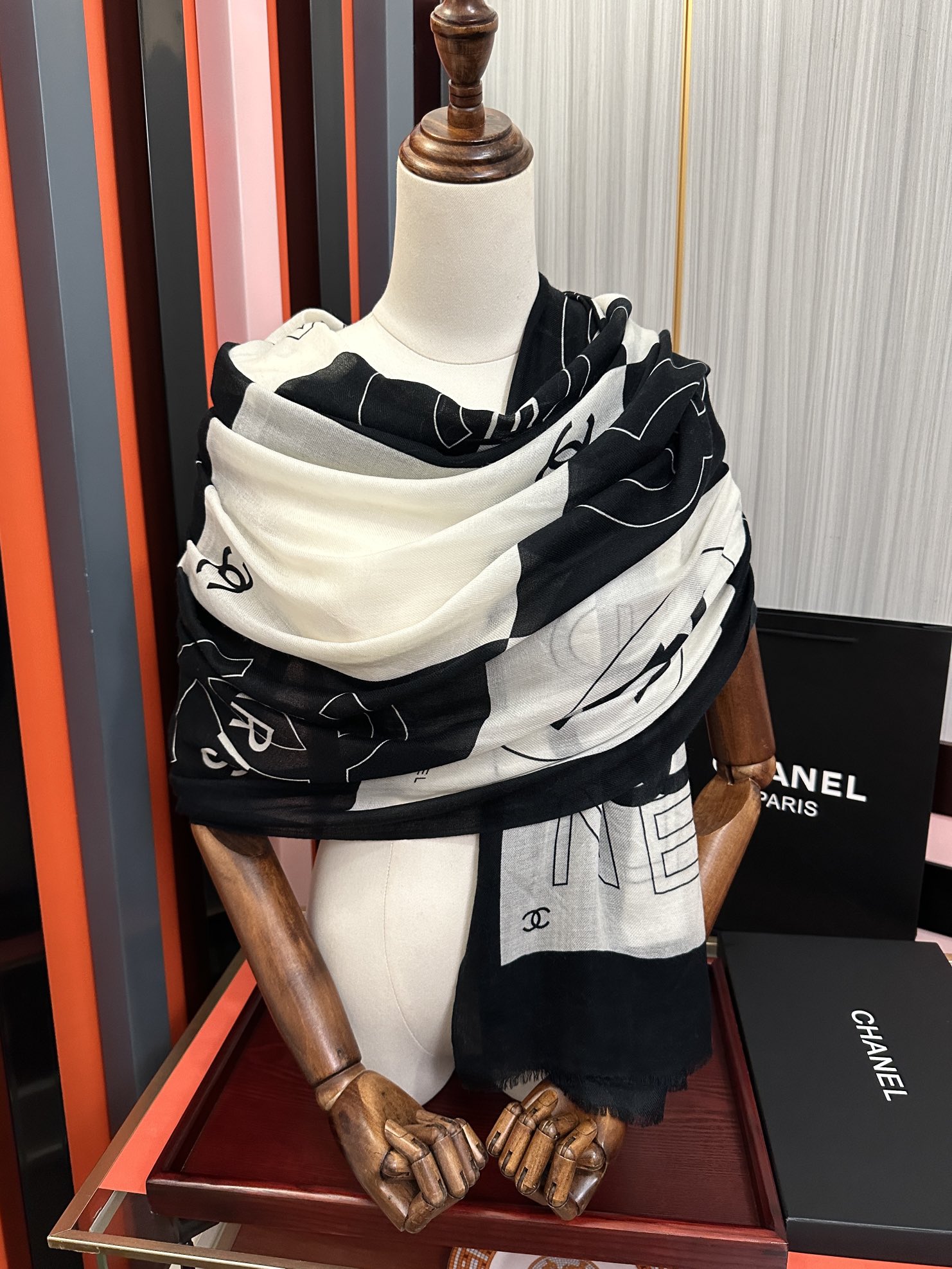 。重磅推荐 小香2025 最新款 香奶奶【双c标志】必备款 顶级设计太美了，真心赞👍😘💍实物真心美 🎀披