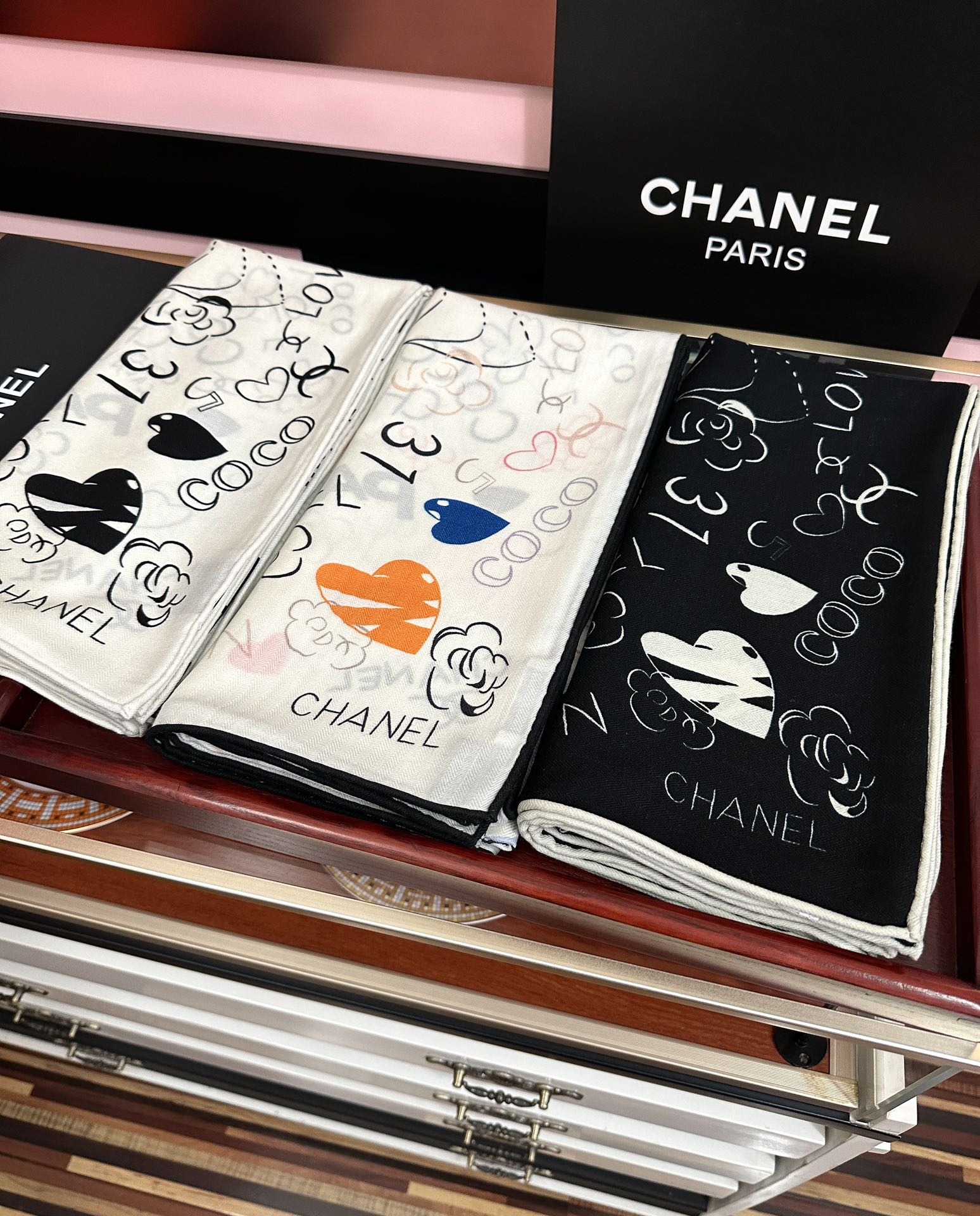 ❤️新款2025 香奈儿 ZG同步【涂鸦印花系列】 太美了 [發]经典茶花帽子🎩设计优雅风[礼物]~气质