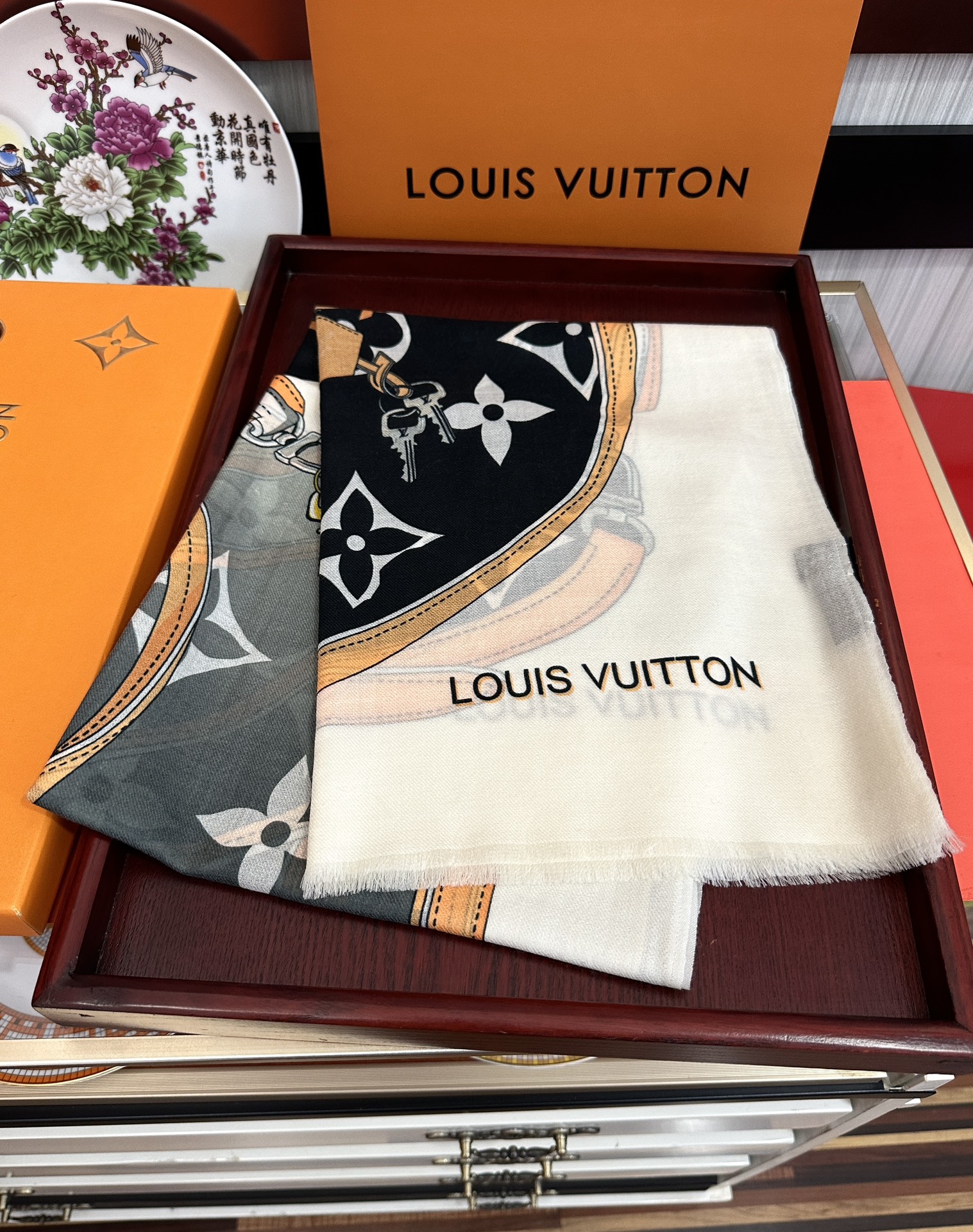 上新L V 2025 最新款‼️顶级设计太美了，真心赞👍【戒指绒长巾】😘💍实物真心美 🎀披肩配以印花💓💃