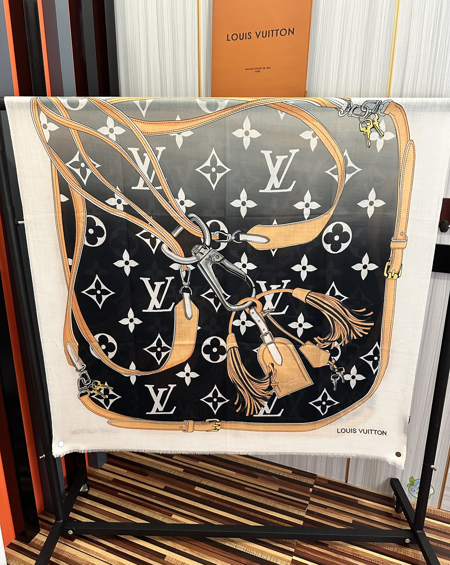 上新L V 2025 最新款‼️顶级设计太美了，真心赞👍【戒指绒长巾】😘💍实物真心美 🎀披肩配以印花💓💃