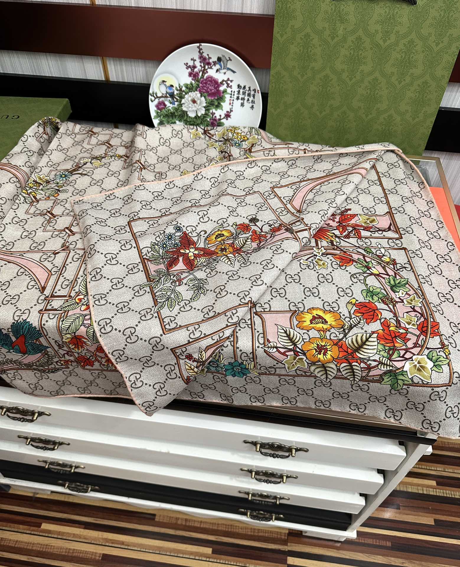 爆款。古奇 【GG图案双面同色】永远流行[礼物]~新一季的面料超高级，真心超级柔软，丝丝顺滑[太阳]韧性