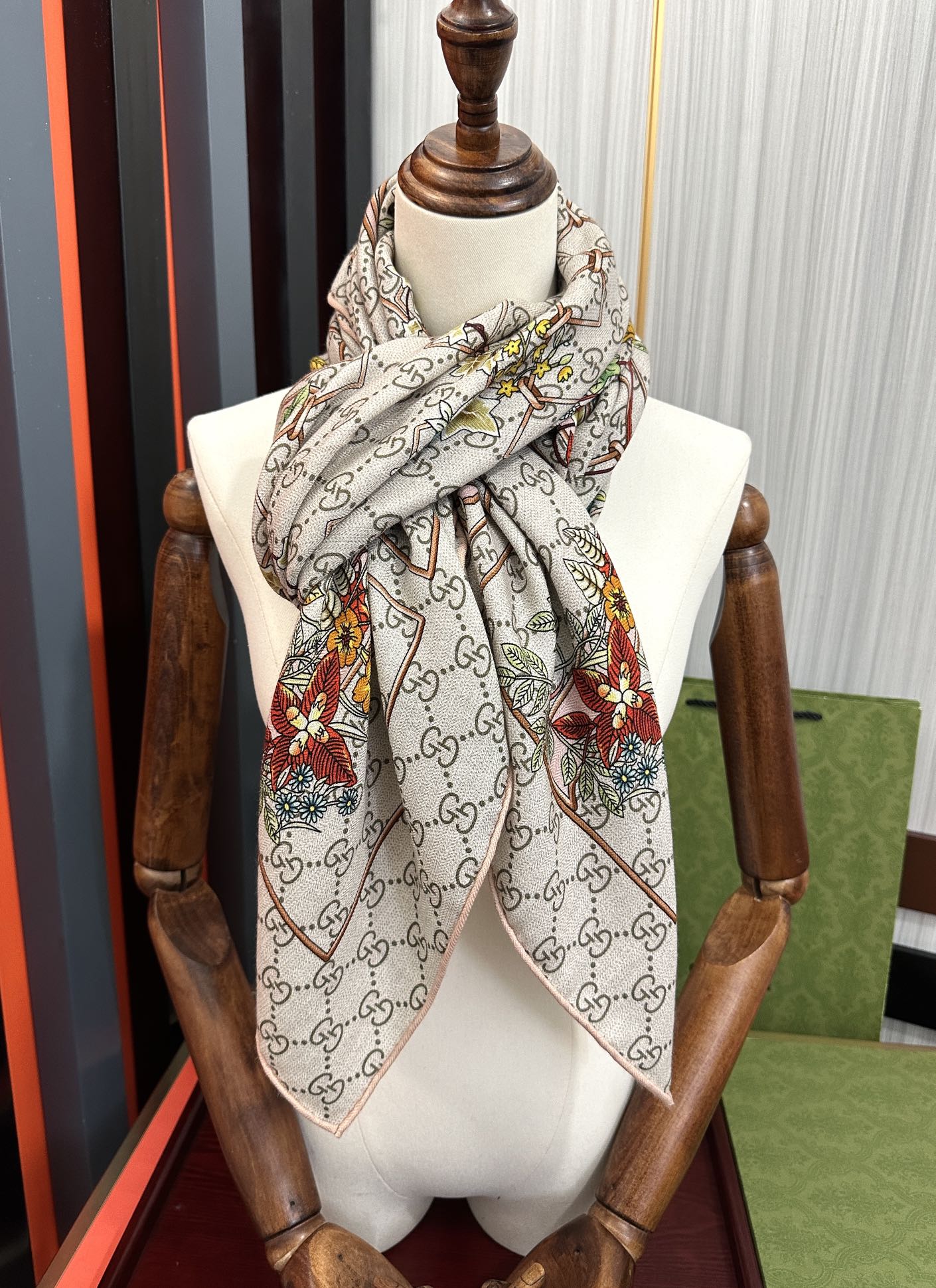 爆款。古奇 【GG图案双面同色】永远流行[礼物]~新一季的面料超高级，真心超级柔软，丝丝顺滑[太阳]韧性