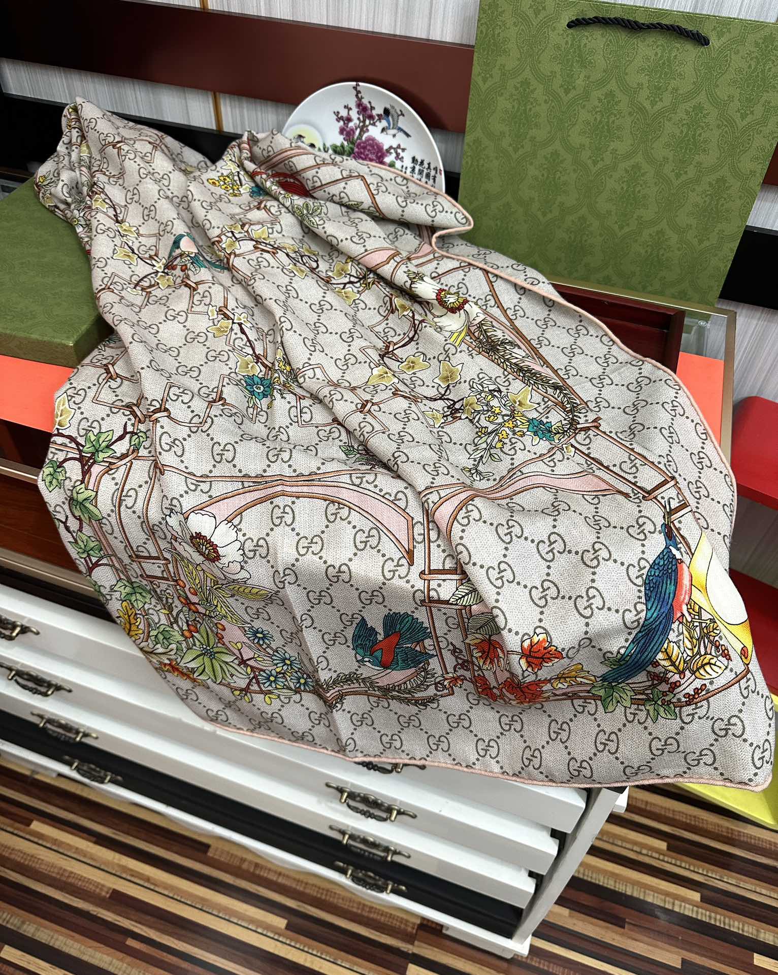 爆款。古奇 【GG图案双面同色】永远流行[礼物]~新一季的面料超高级，真心超级柔软，丝丝顺滑[太阳]韧性