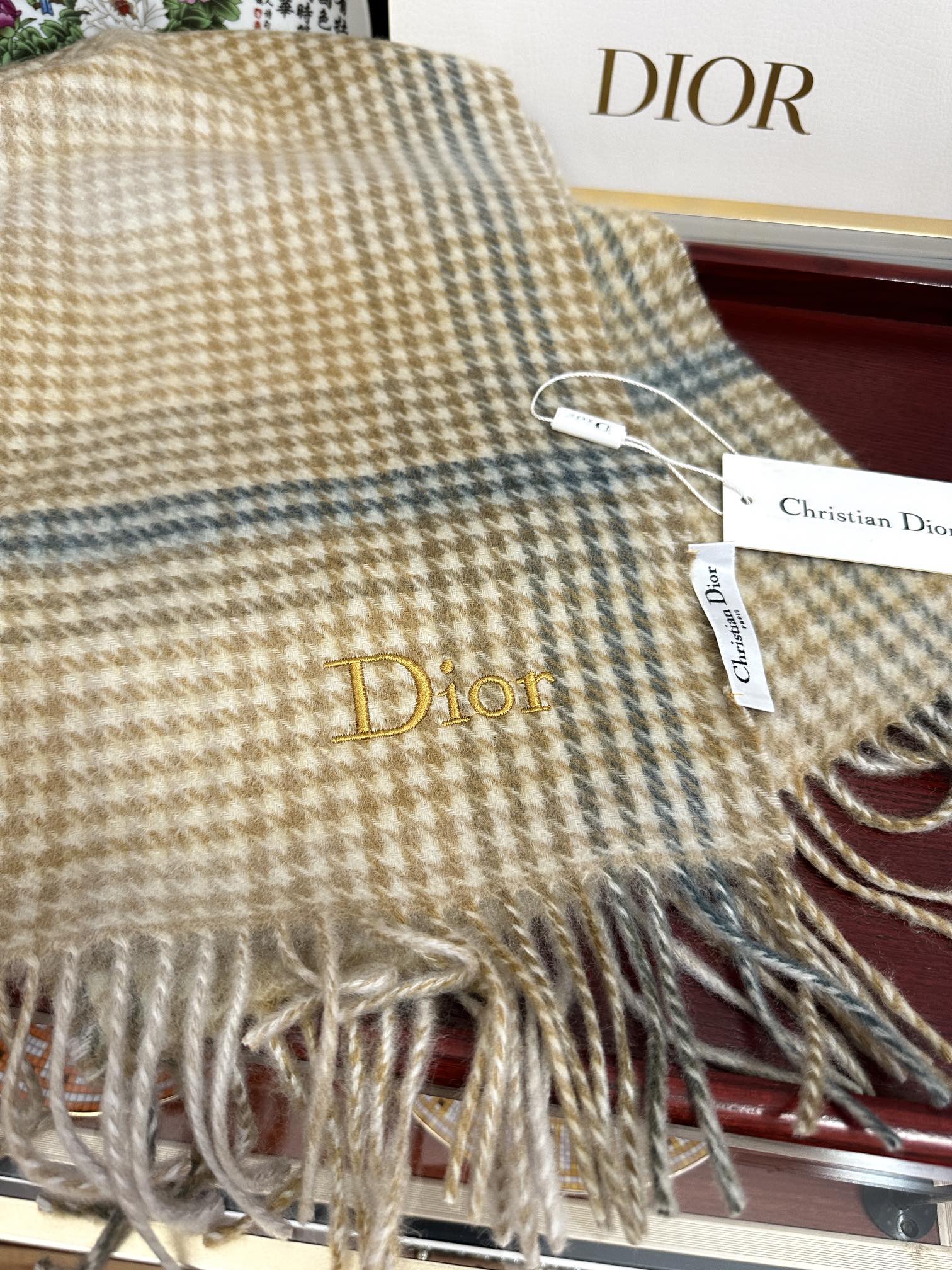 。85%山羊绒 2025迪家 [爱心]采用内蒙古顶级山羊绒，最新款男女通用情侣款👫重磅推荐💥 经典的格子