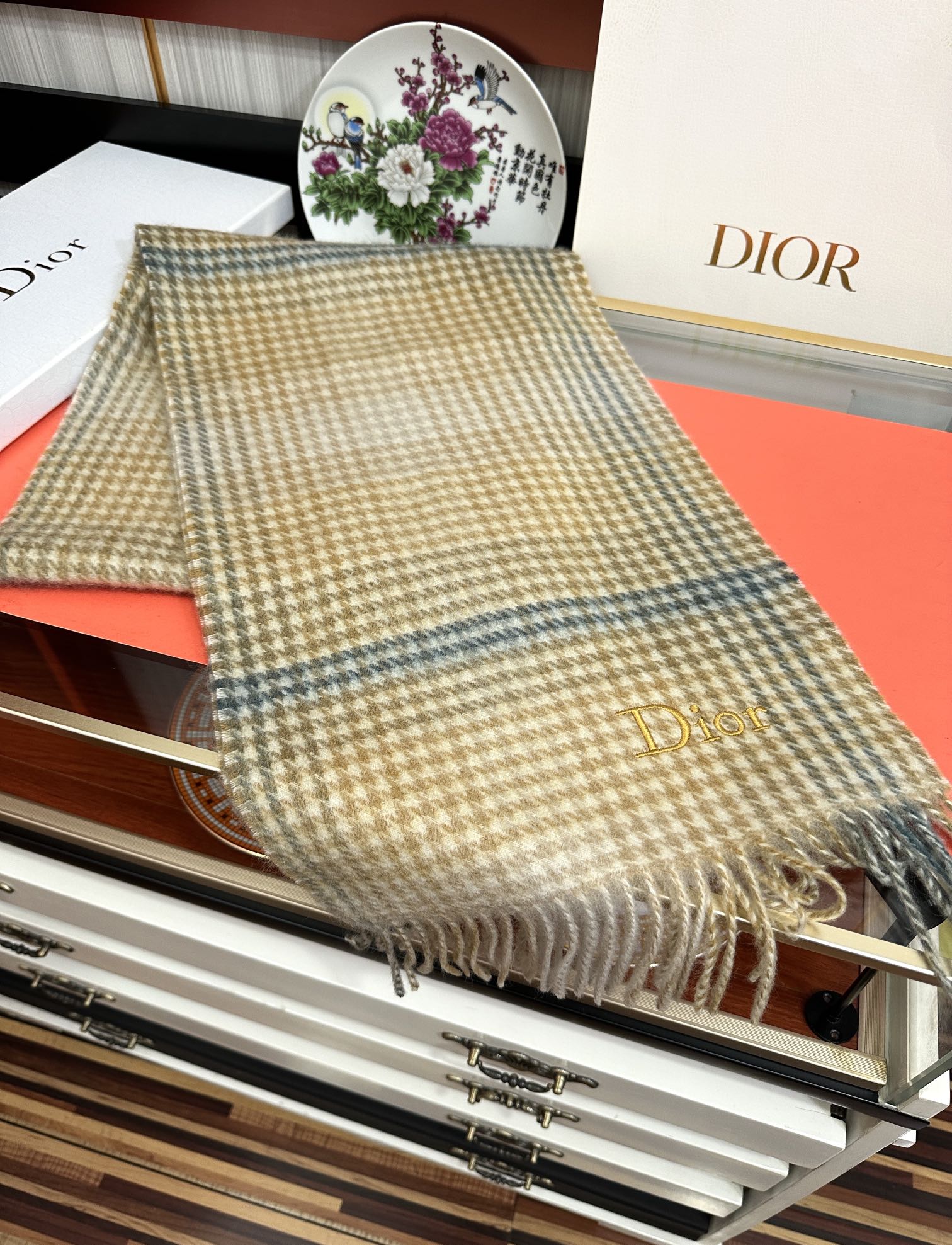 。85%山羊绒 2025迪家 [爱心]采用内蒙古顶级山羊绒，最新款男女通用情侣款👫重磅推荐💥 经典的格子