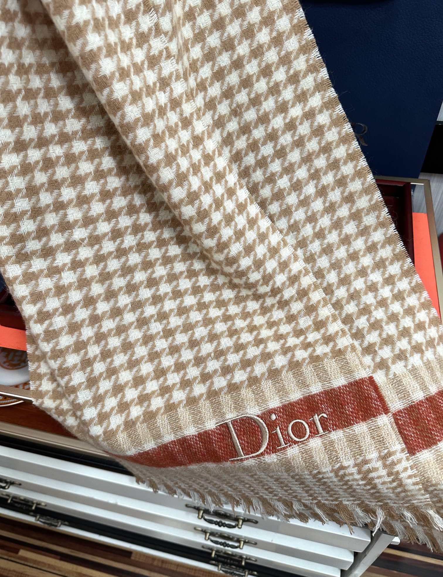 上新。 太美了2025 迪家采用内蒙古羊绒，最新款男女通用情侣款👫重磅推荐💥 经典的格子，永不过时。非常