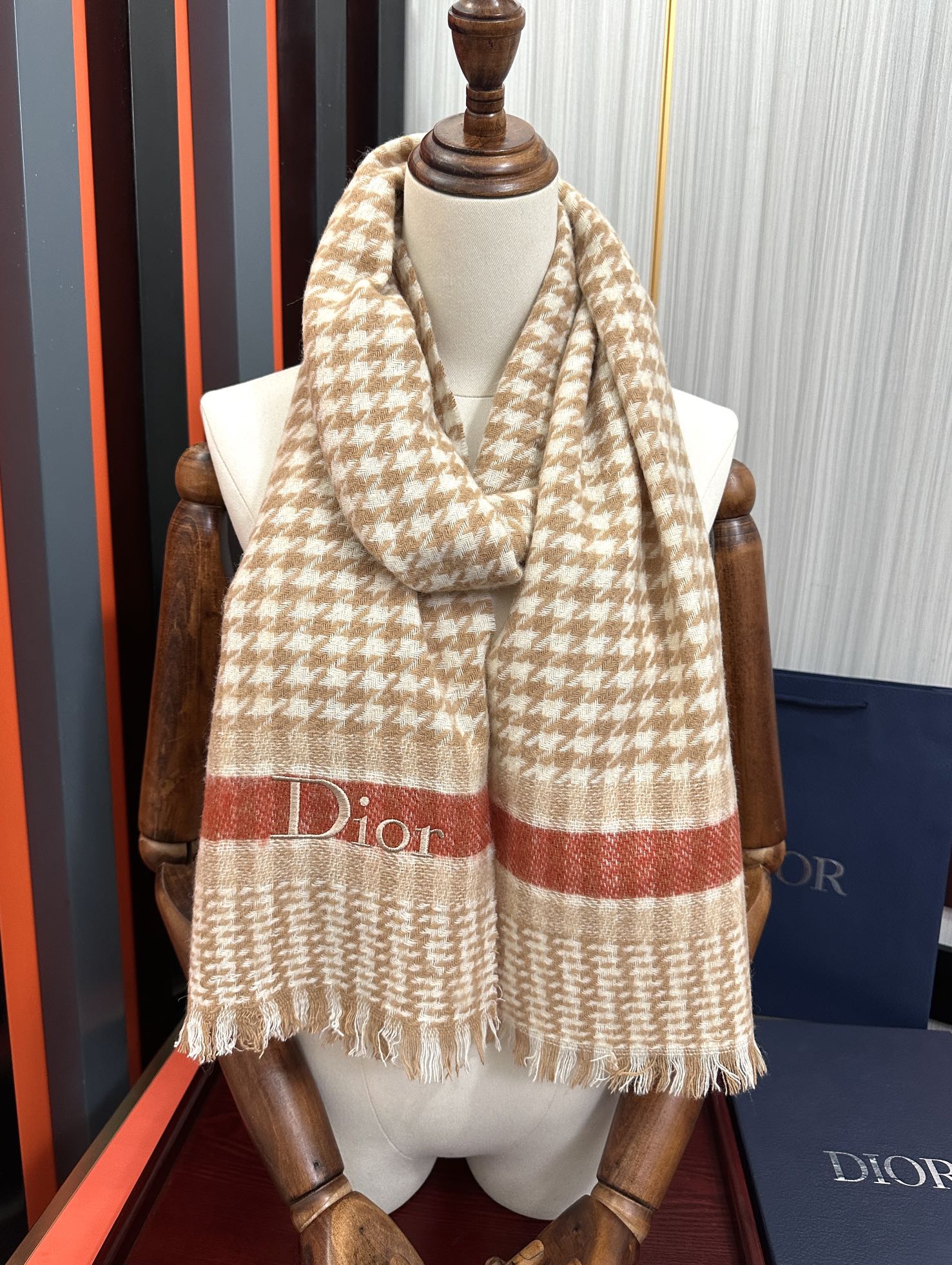 上新。 太美了2025 迪家采用内蒙古羊绒，最新款男女通用情侣款👫重磅推荐💥 经典的格子，永不过时。非常