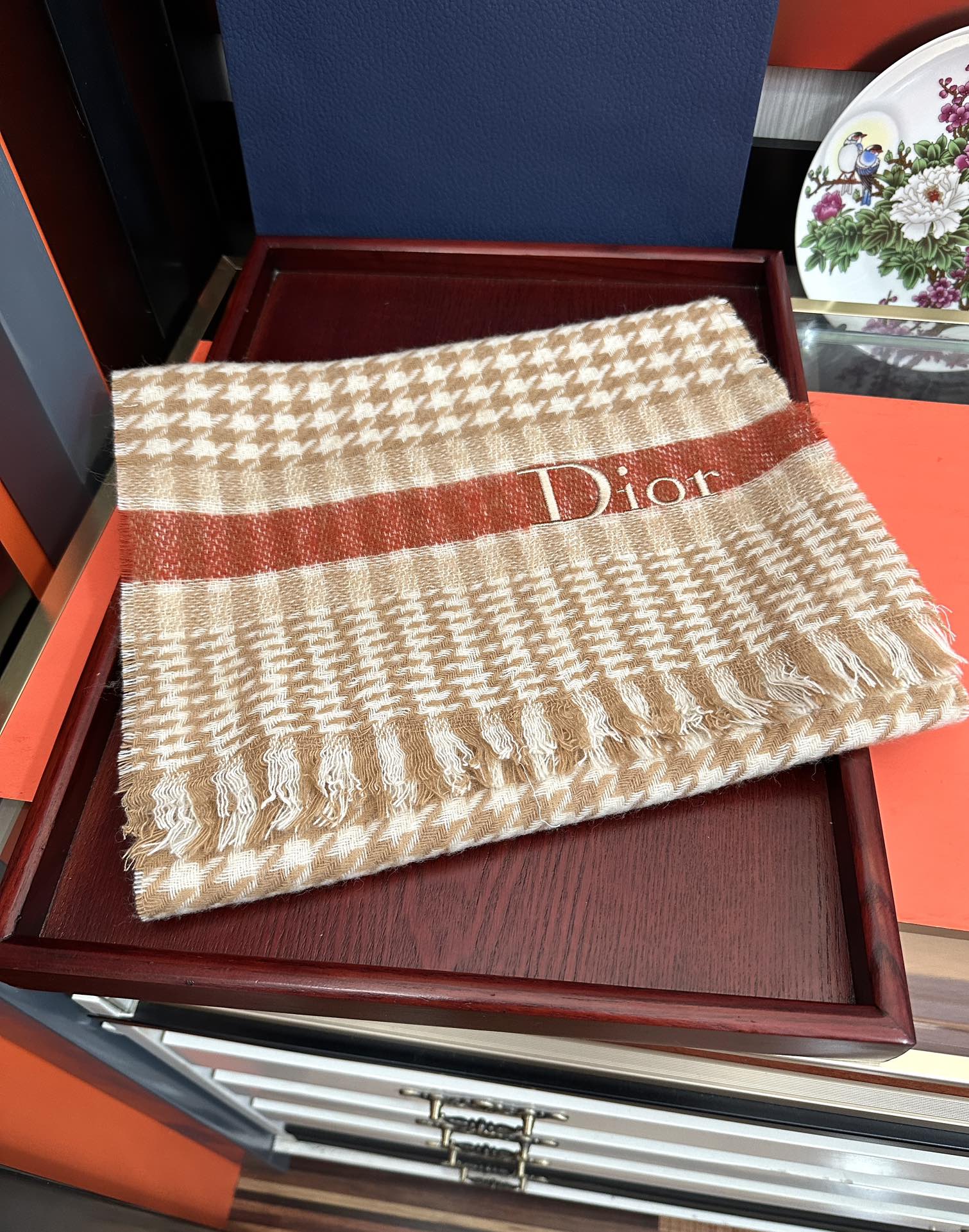 上新。 太美了2025 迪家采用内蒙古羊绒，最新款男女通用情侣款👫重磅推荐💥 经典的格子，永不过时。非常